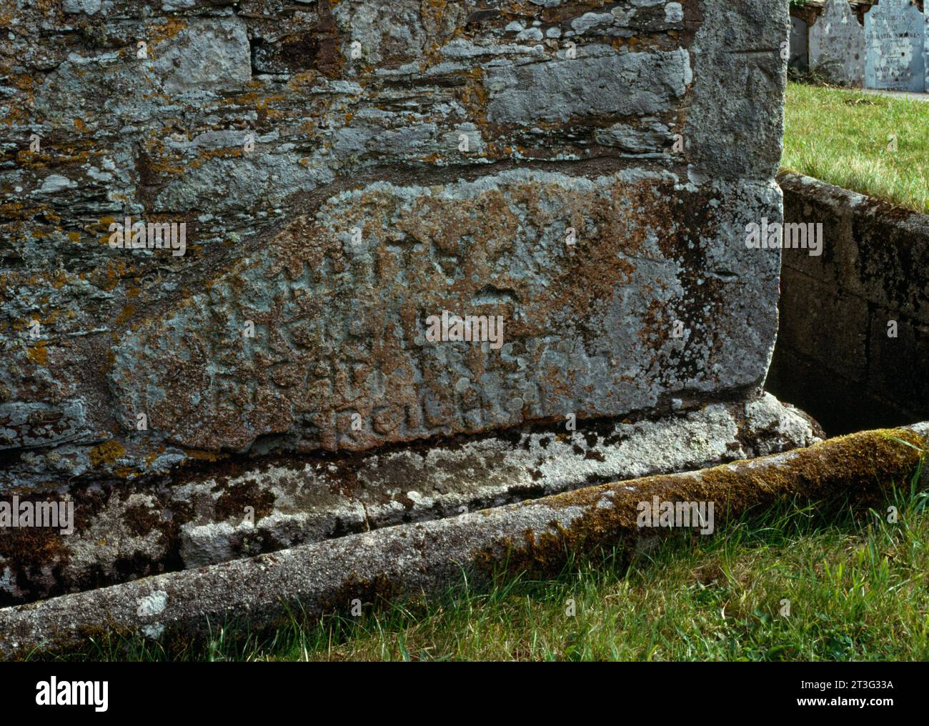 Guarda se della pietra Cuby, una pietra incisa paleocristiana costruita nell'angolo sud-occidentale della Chiesa di St Cuby, Tregony, Cornovaglia, Inghilterra, Regno Unito. Foto Stock