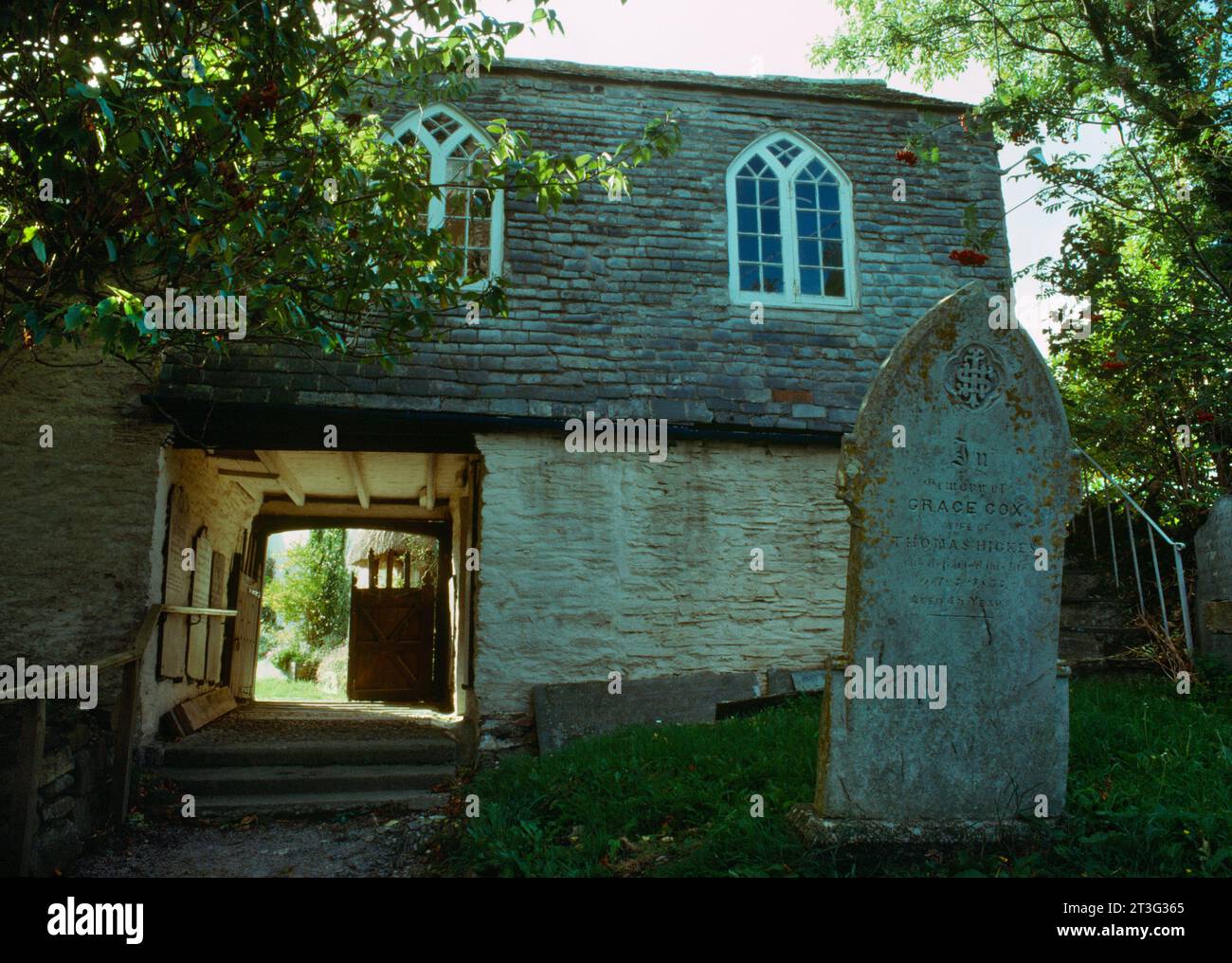 Vista a W del lychgate con la sala superiore della chiesa di St Clement, St Clement, Cornovaglia, Inghilterra, Regno Unito, preso nell'ottobre 1990 prima del restauro 2004-2008. Foto Stock