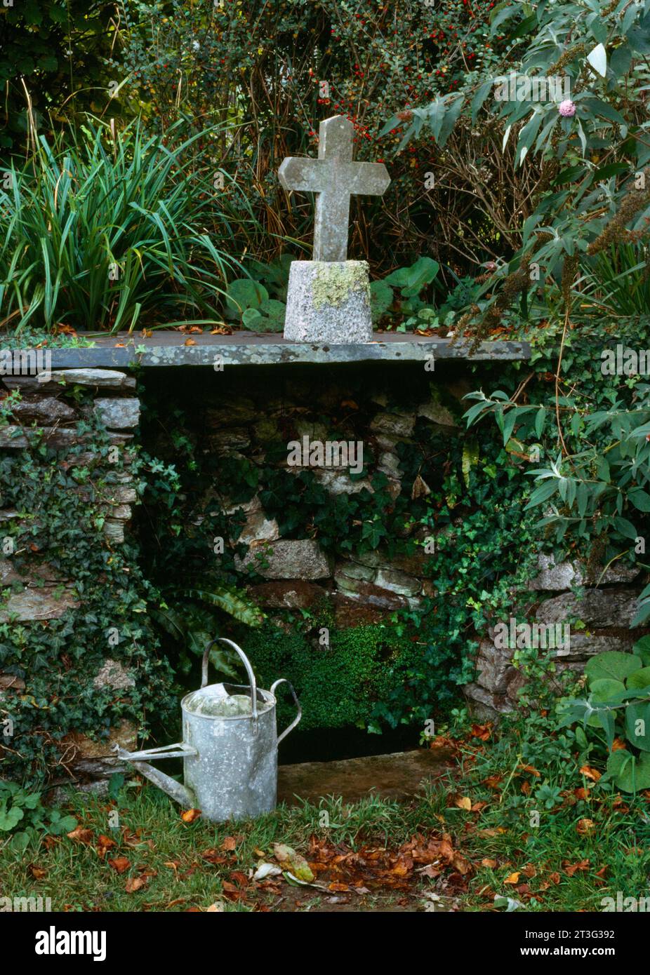 Ammira il WSW del pozzo di St Mylor nel sagrato alla testa di Mylor Creek, Mylor Churchtown, Cornovaglia, Inghilterra, Regno Unito. Sito di un monastero paleocristiano. Foto Stock
