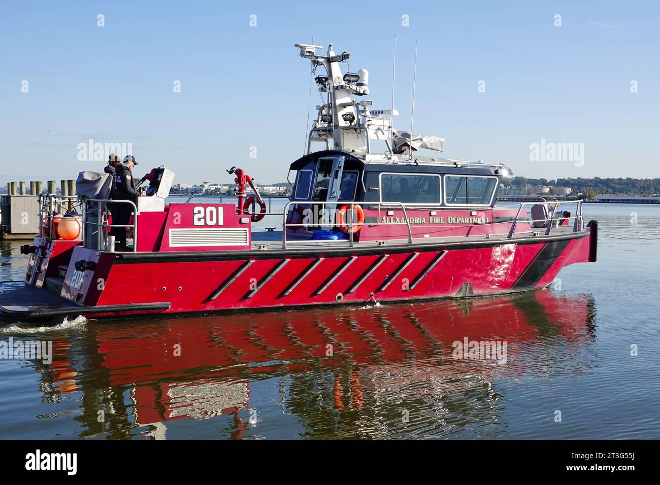 Alexandria, Virginia Fireboat 201, motovedetta marina sul fiume Potomac con vigili del fuoco. Foto Stock
