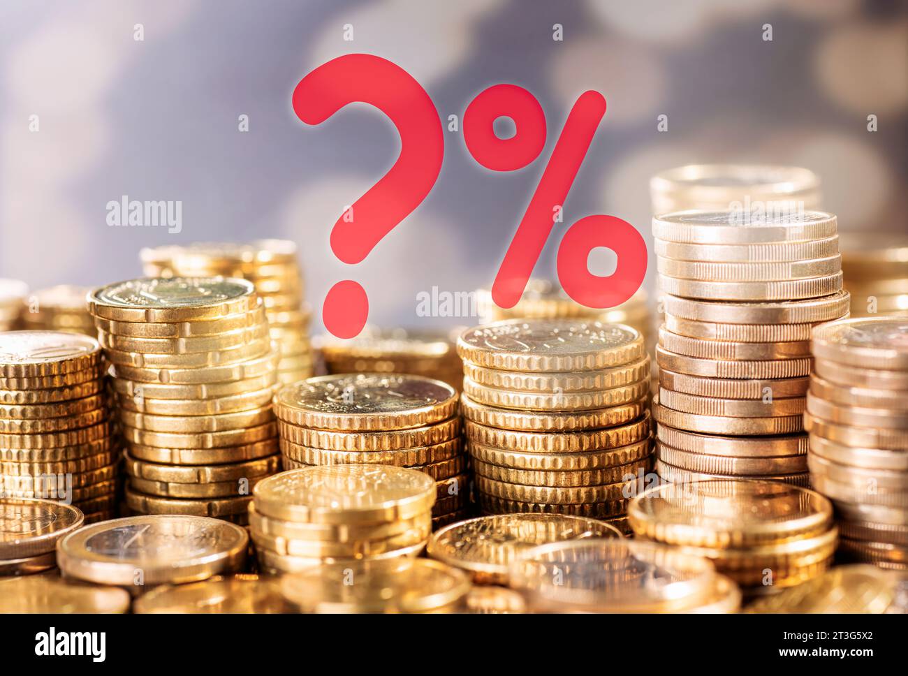 Qual è il tasso di interesse? Monete, segni di percentuale e punti interrogativi. Foto Stock