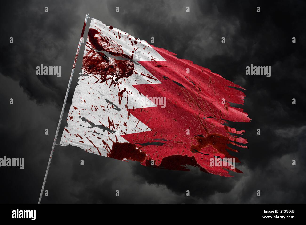 Bandiera del Bahrain strappata su sfondo cielo scuro con macchie di sangue. Foto Stock