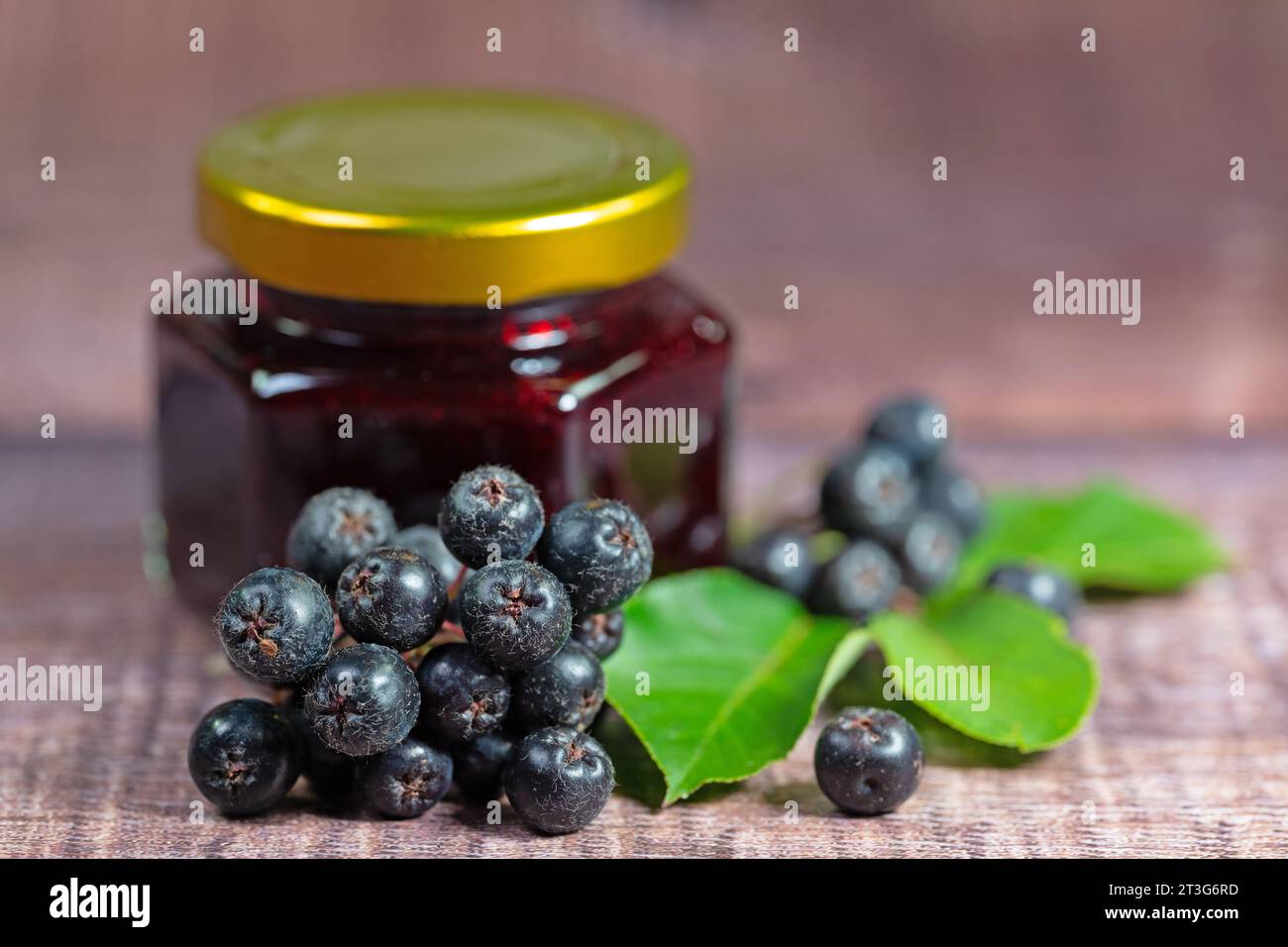 Soffocare i frutti di bosco e strozzare la marmellata di frutti di bosco nel vaso a vite Foto Stock