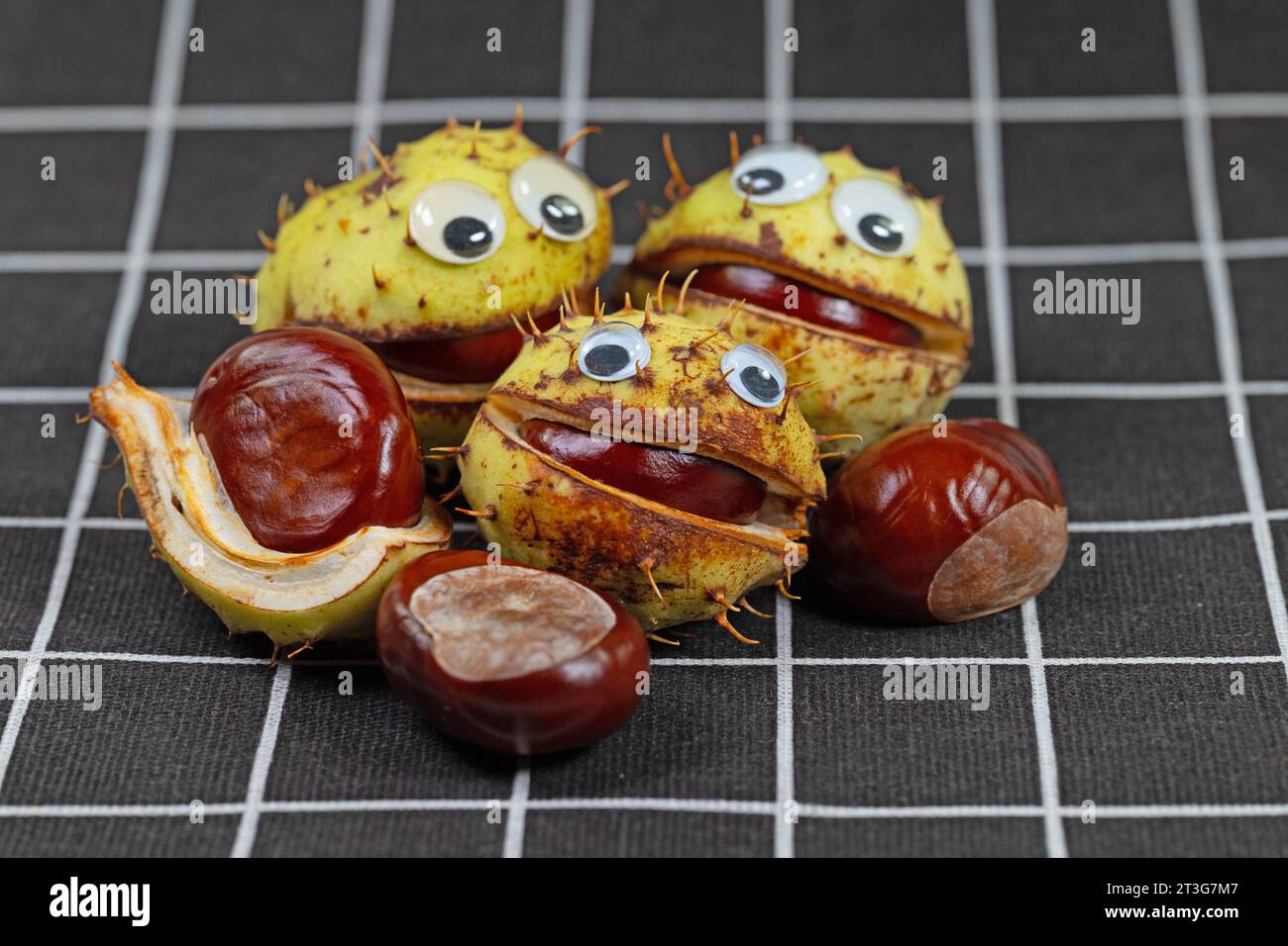 Ridere le castagne con gli occhi e la bocca Foto Stock
