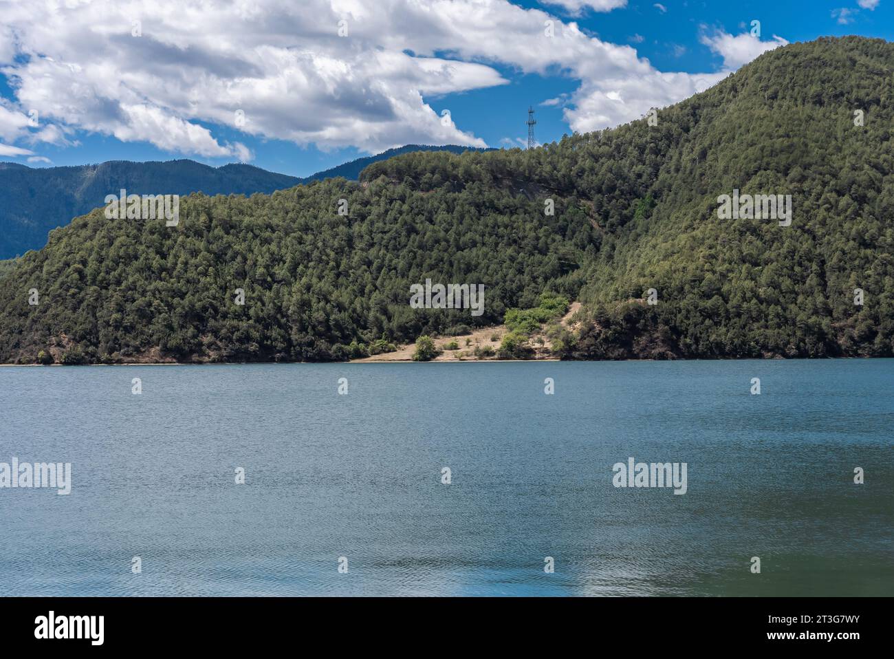 La tranquilla superficie del lago Lugu in Cina Foto Stock