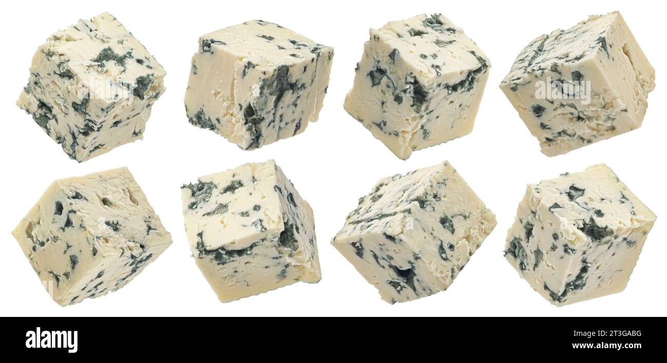 Cubetti di formaggio blu isolati su fondo bianco, profondità di campo completa Foto Stock