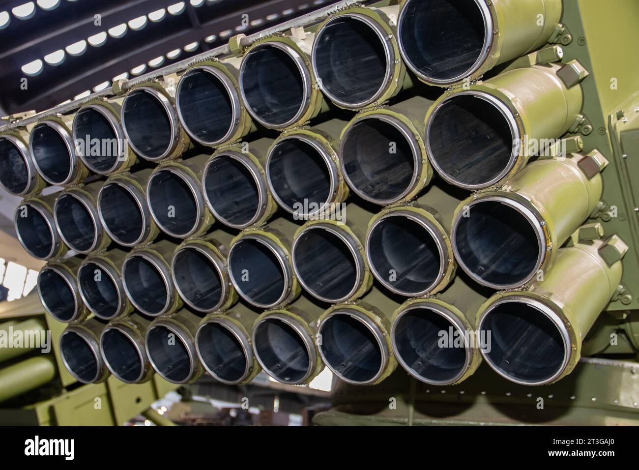 Lanciarazzi multi-canna (MRL) o sistema a razzo multiplo (MLRS) con 32 tubi di lancio del calibro 128 mm, equipaggiamento militare di guerra, esposti Foto Stock
