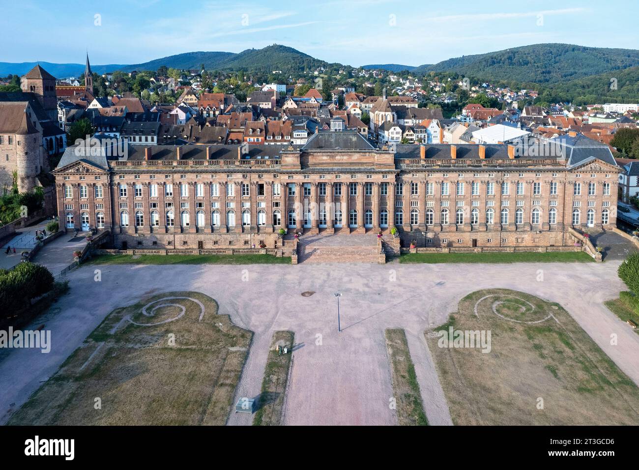 Francia, Bas Rhin, Saverne, il castello di Rohan e l'antico castello episcopale del 17 ° secolo oggi sotto-prefettura sul canale dal fiume Marna al fiume Reno, Notre-Dame de la Nativite sullo sfondo (vista aerea) Foto Stock