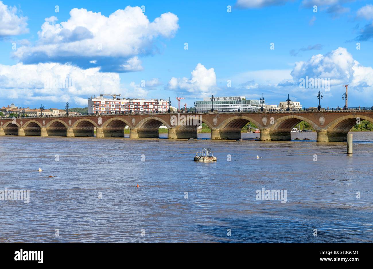 Pont de Pierre - o Ponte di pietra - sul fiume Garonna a Bordeaux. Collega la Cisgiordania con il quartiere di Bastide sulla riva orientale. Completato nel 1822. Foto Stock