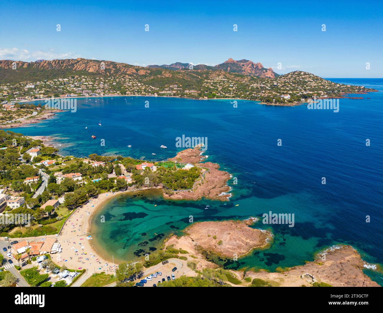 Francia, Var, Corniche de l'Esterel, Saint Raphael, baia di Agay e ai piedi del massiccio dell'Esterel, spiaggia di Camp Long (vista aerea) (vista aerea) Foto Stock