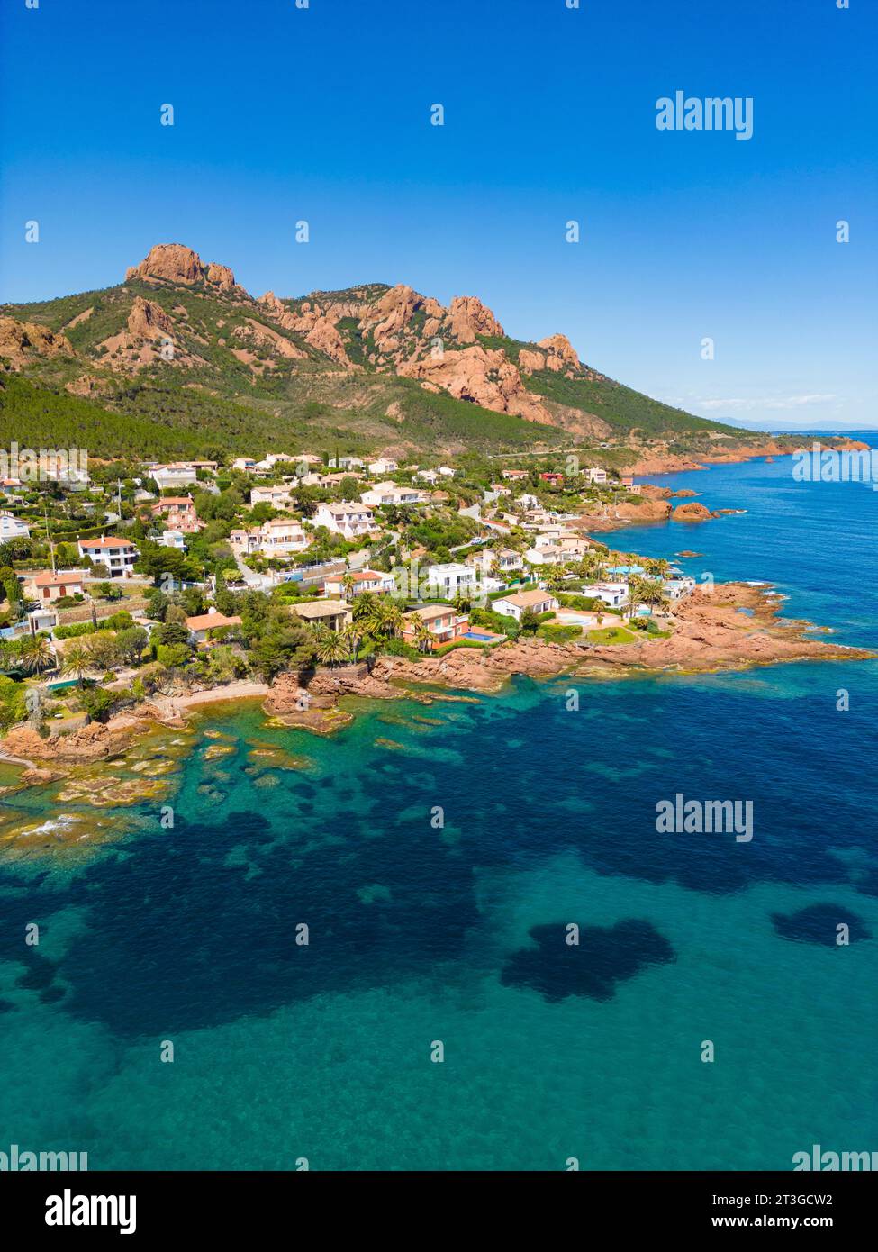 Francia, Var, Corniche de l'Esterel, Saint Raphael, Antheor e massiccio dell'Esterel sullo sfondo (vista aerea) (vista aerea) Foto Stock