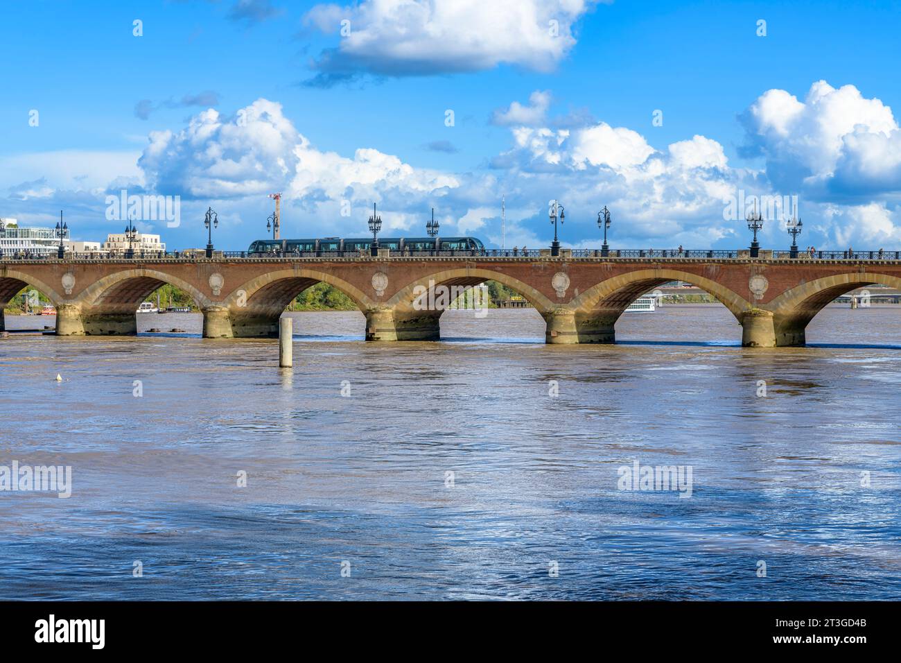 Un tram sul Pont de Pierre, o Ponte di pietra, che attraversa il fiume Garonna a Bordeaux. Collegando la Cisgiordania con Bastide sulla riva orientale. Foto Stock