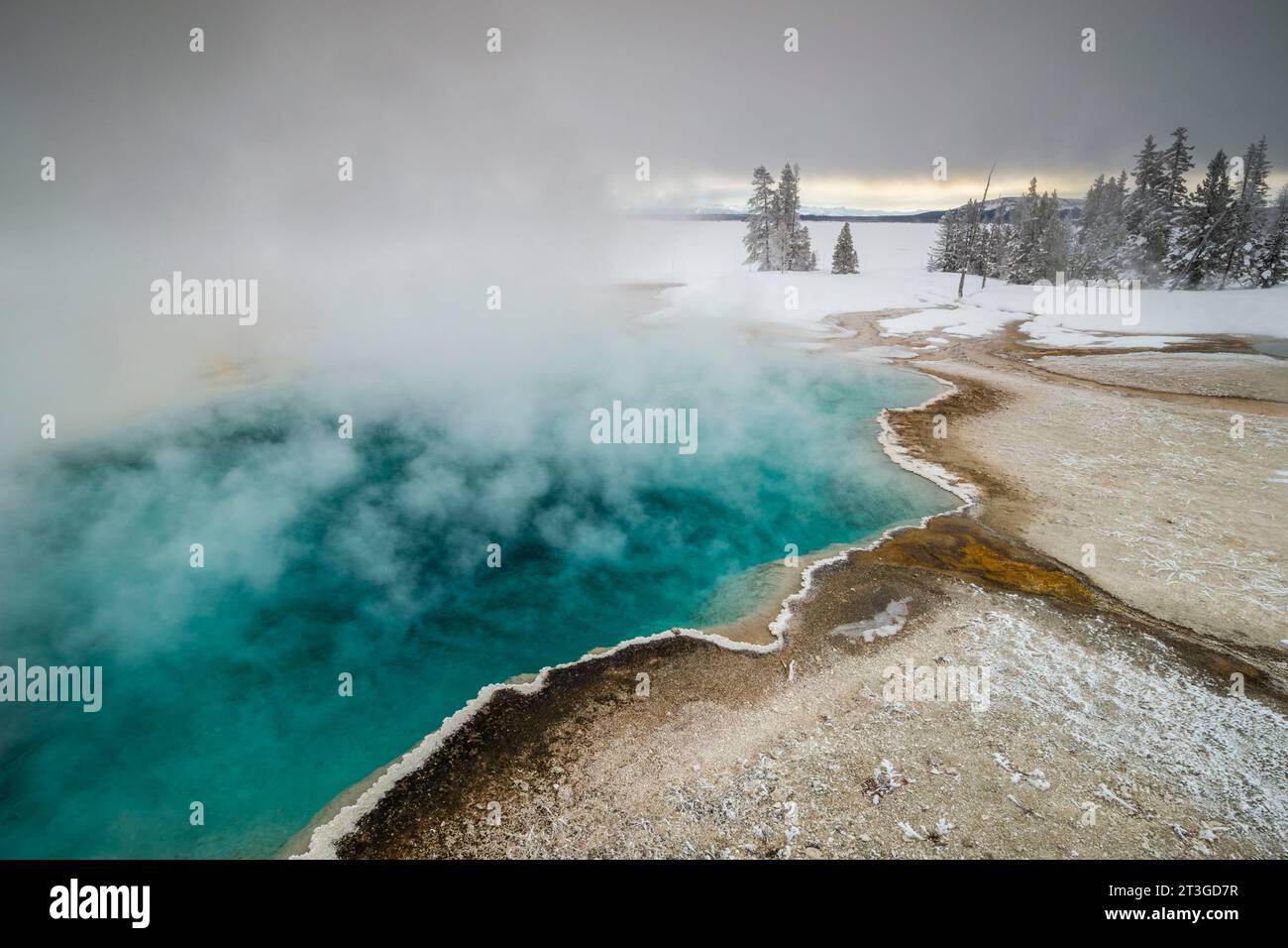 Stati Uniti, Wyoming, parco nazionale di Yellowstone, dichiarato patrimonio dell'umanità dall'UNESCO, sorgente termale di Abyss Pool sulle rive del lago Yellowstone (West Thumb Geyser Basin) Foto Stock