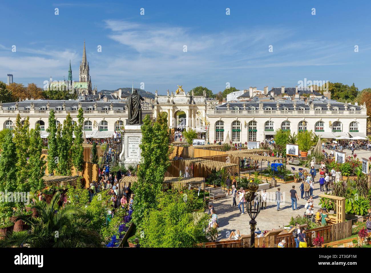 Francia, Meurthe et Moselle, Nancy, piazza Stanislas (ex piazza reale) costruita da Stanislas Leszczynski, re di Polonia e ultimo duca di Lorena nel XVIII secolo, patrimonio mondiale dell'UNESCO durante l'evento Jardin Ephemere 2023 che celebra il 40° anniversario dell'inserimento nell'elenco dei patrimoni dell'umanità dell'UNESCO e il 50° anniversario del gemellaggio con la città giapponese di Kanazawa, basato sul tema Air, vista dall'alto di piazza Stanislao con la statua del re Stanislao, qui arco e campanile della basilica di Sant'Epvre Foto Stock