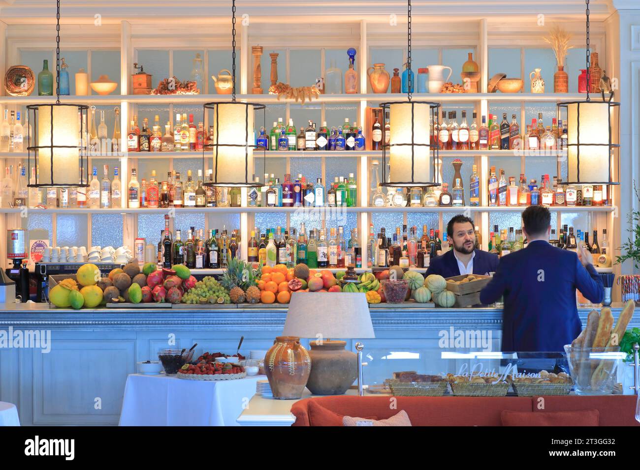 Francia, Alpes Maritimes, Cannes, Palm Beach, la Petite Maison con un menu creato da Nicole Rubi di Nizza, bar durante il brunch Foto Stock