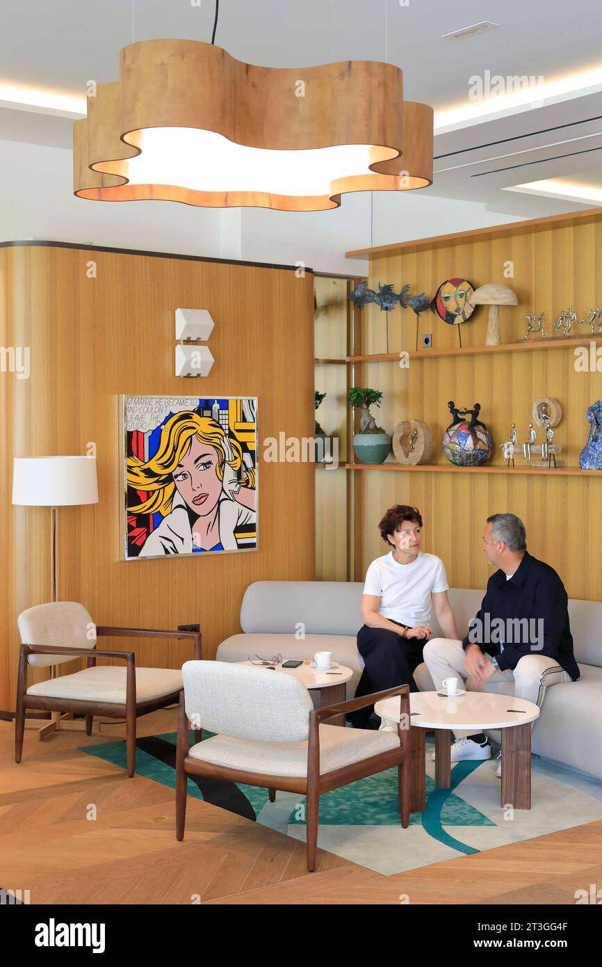 Francia, Alpes Maritimes, Cannes, la Croisette, Hotel Mondrian, lobby progettata dall'agenzia di architettura Triptyque con una riproduzione di Roy Lichtenstein Foto Stock