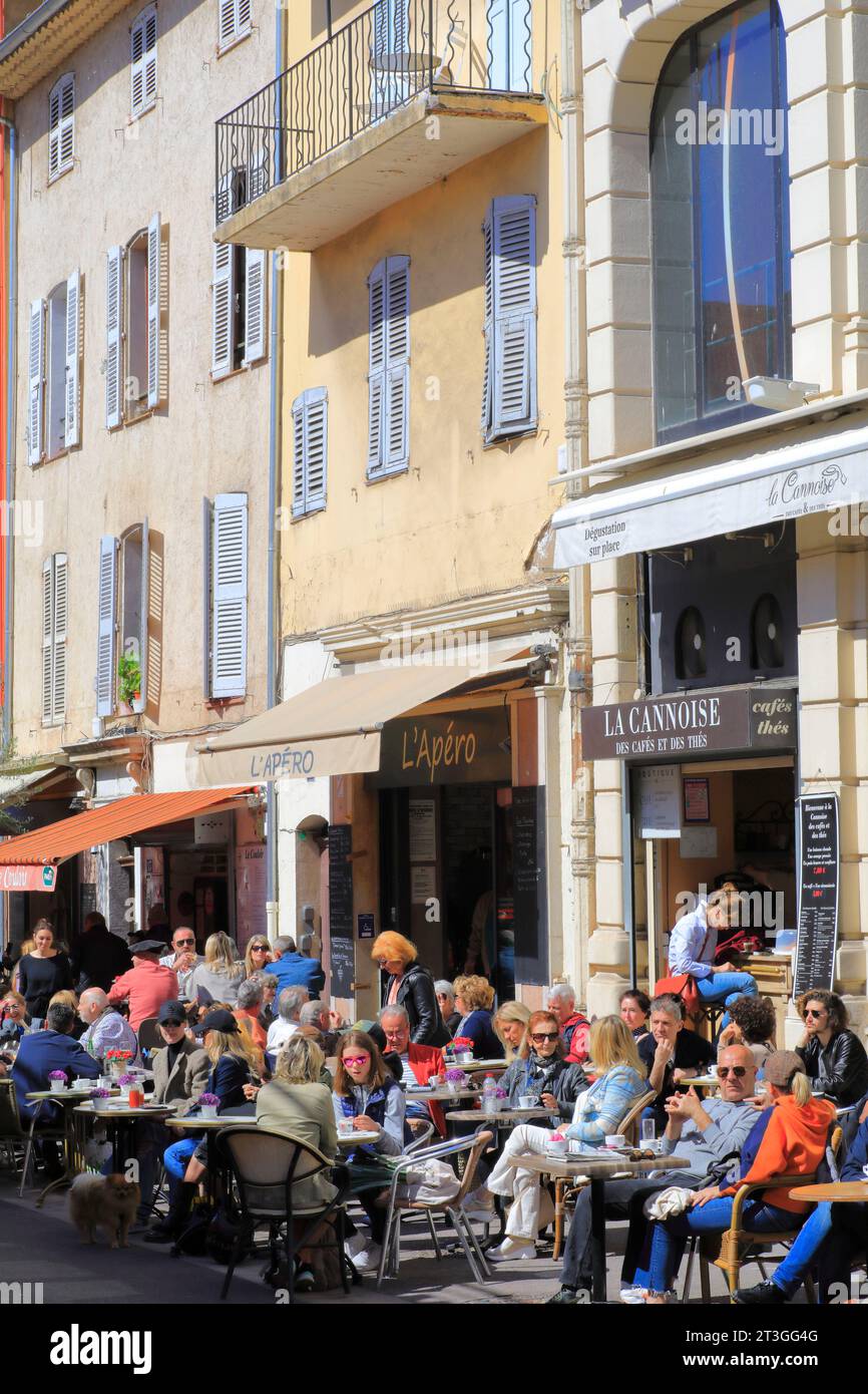 Francia, Alpes Maritimes, Cannes, mercato di Forville, terrazze di caffè Foto Stock