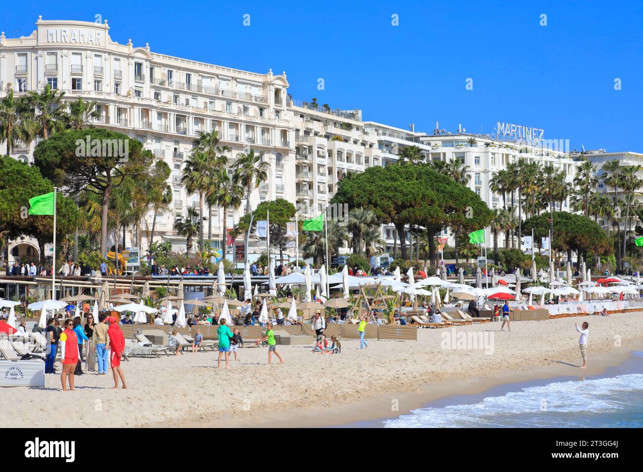 Francia, Alpes Maritimes, Cannes, la Croisette, spiaggia di fronte al Miramar e al Martinez Foto Stock
