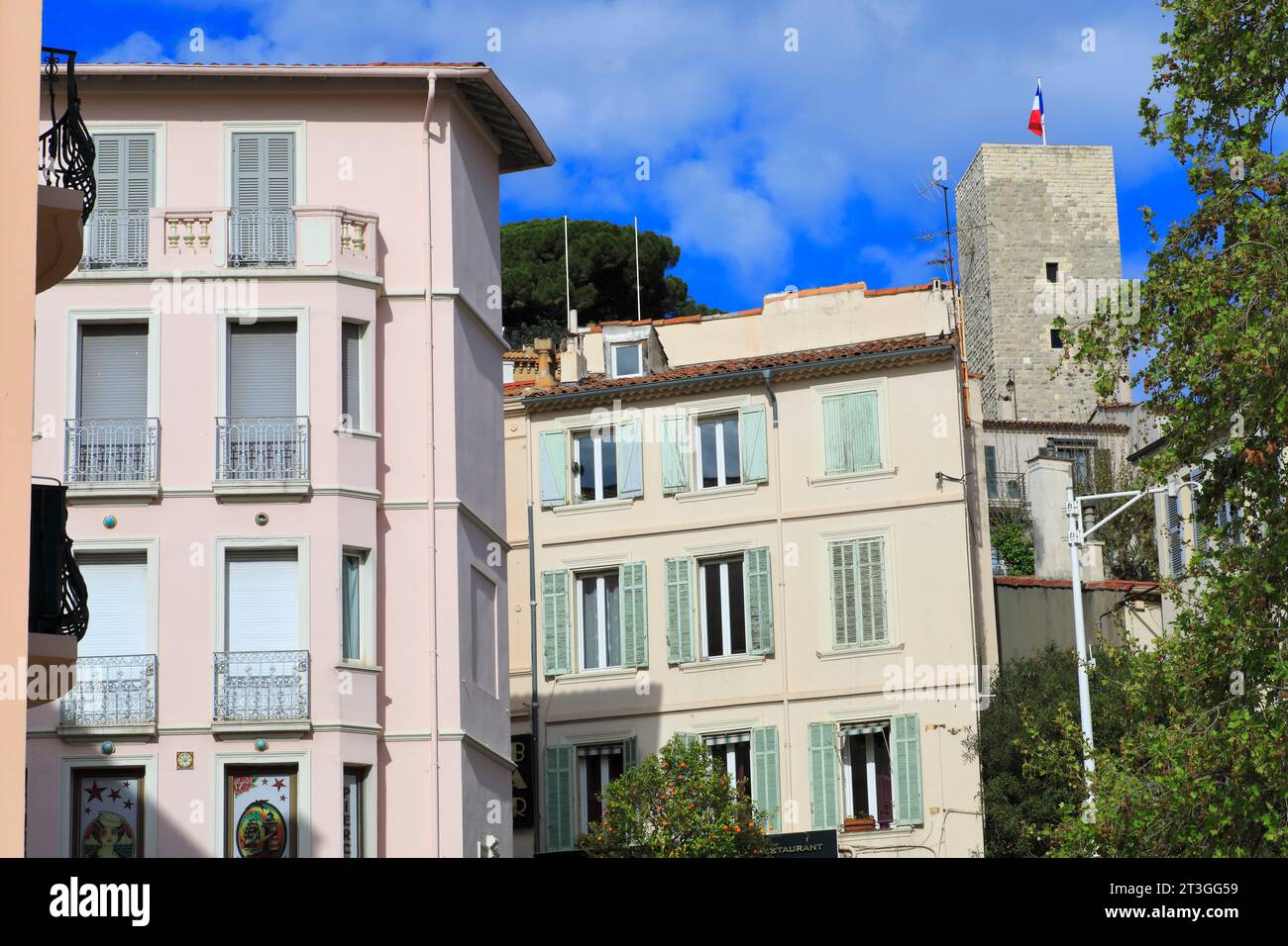 Francia, Alpes Maritimes, Cannes, Quai Saint Pierre, Place Massuque, vista del Château de la Castre e del quartiere Suquet Foto Stock