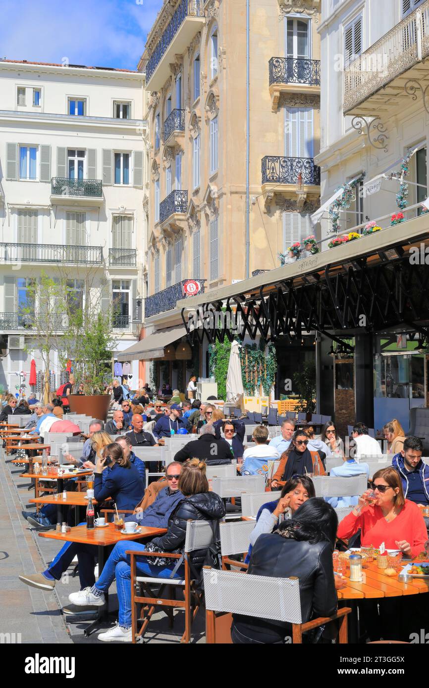 Francia, Alpes Maritimes, Cannes, Place du General de Gaulle, terrazza caffetteria Foto Stock