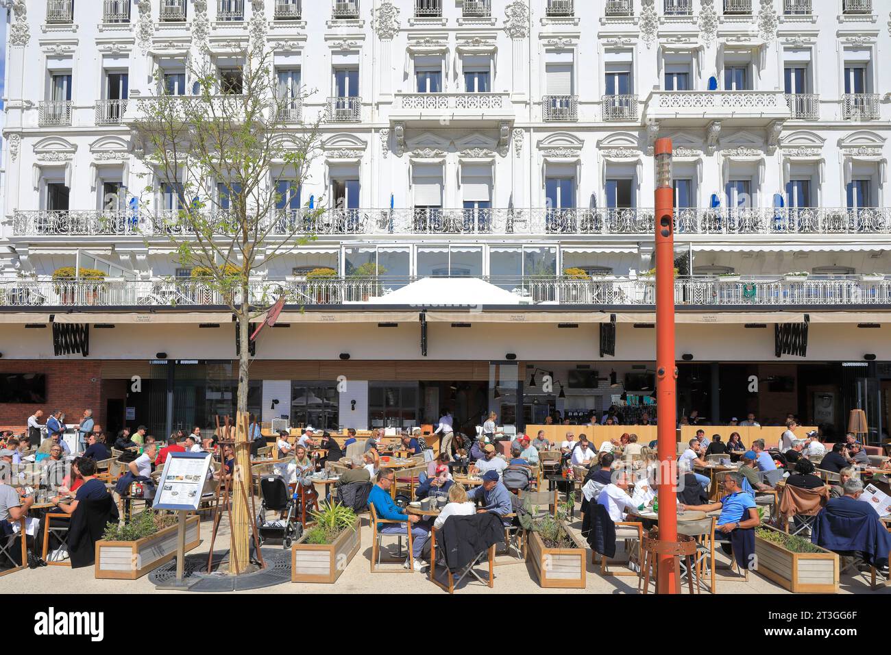 Francia, Alpes Maritimes, Cannes, Allee de la Liberte Charles de Gaulle, Hotel Splendid Cannes aperto nel 1871, terrazza caffetteria Foto Stock