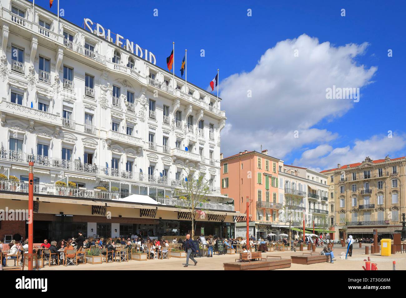 Francia, Alpes Maritimes, Cannes, Allee de la Liberte Charles de Gaulle, l'Hotel Splendid Cannes ha aperto nel 1871 e sulla destra la Place du General de Gaulle Foto Stock