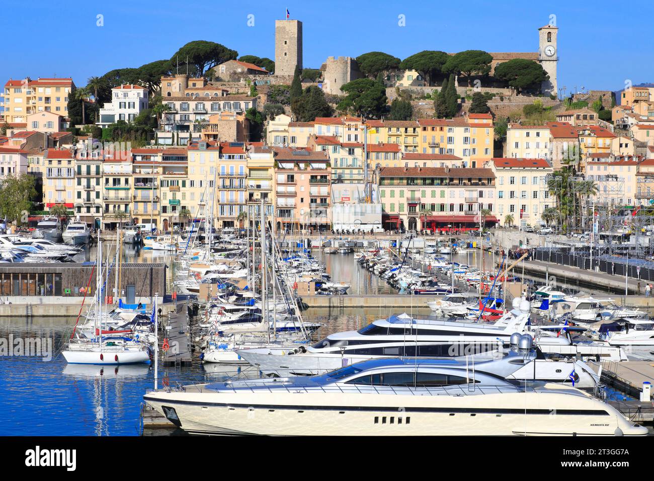 Francia, Alpi marittime, Cannes, vista del Porto Vecchio e del quartiere Suquet con la chiesa di Notre Dame d'Esperance e il Château de la Castre Foto Stock