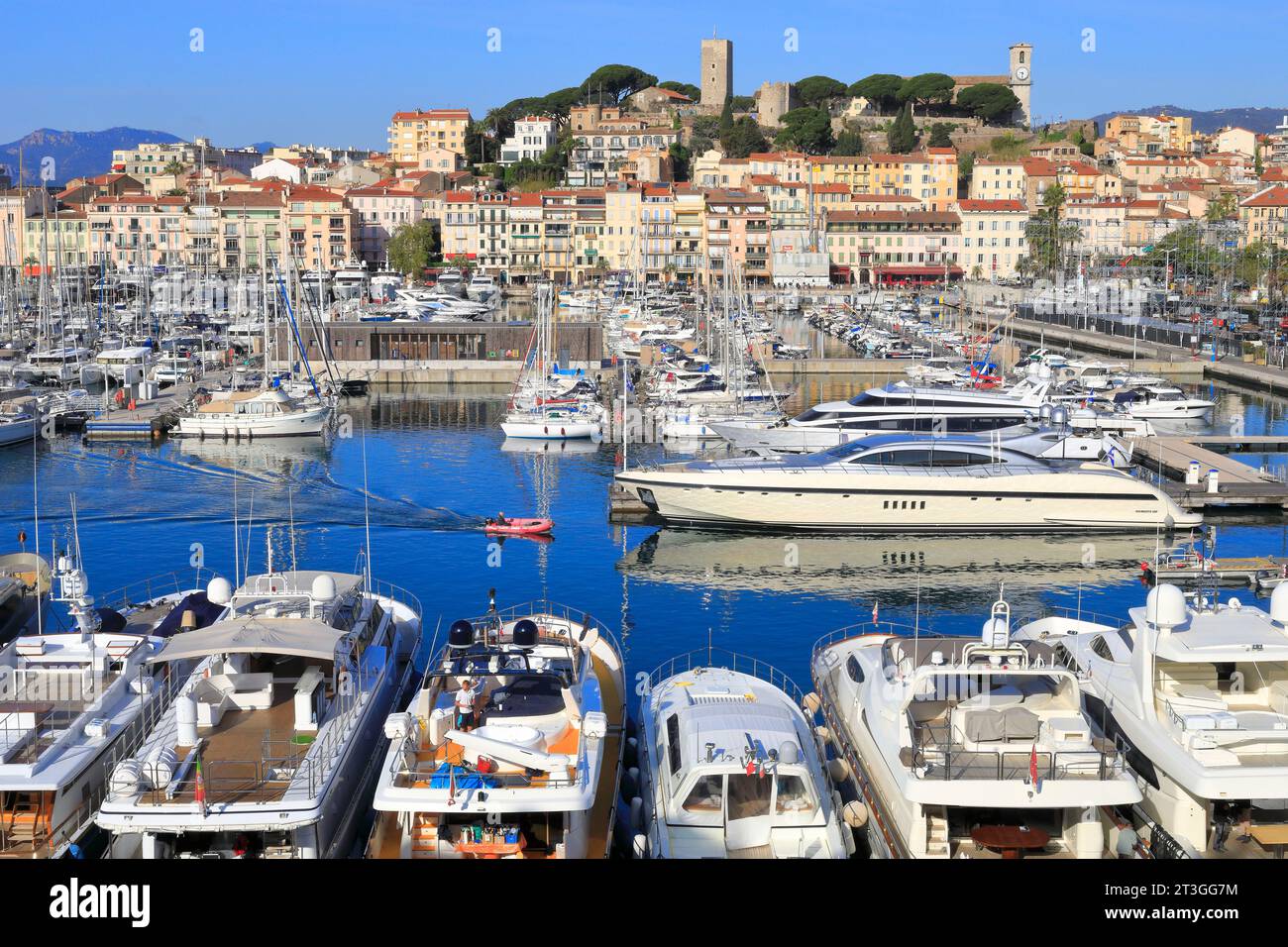 Francia, Alpi marittime, Cannes, vista del Porto Vecchio e del quartiere Suquet con la chiesa di Notre Dame d'Esperance e il Château de la Castre Foto Stock