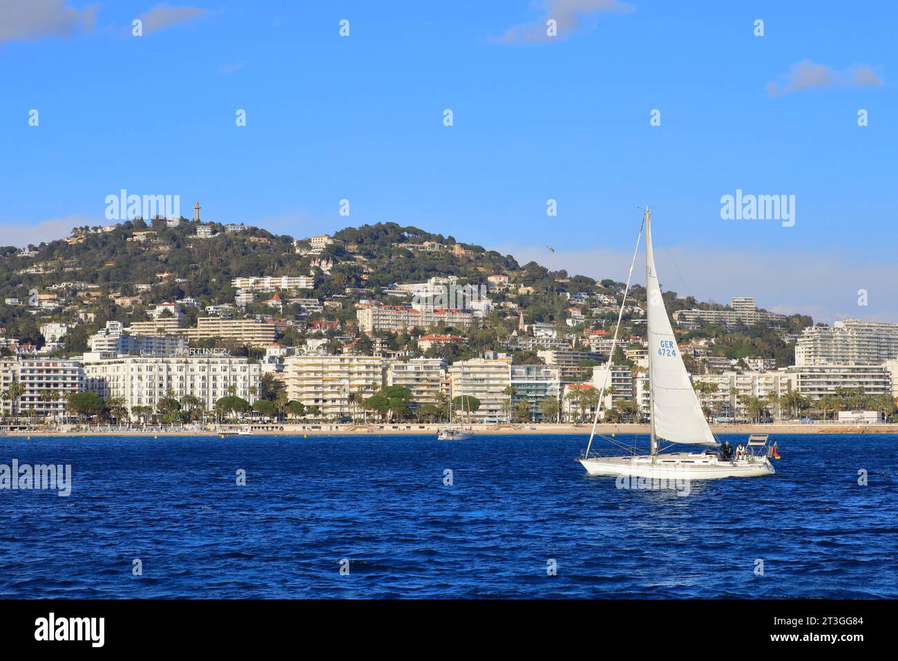 Francia, Alpi marittime, Cannes, barca a vela nella baia con l'hotel Martinez sullo sfondo Foto Stock