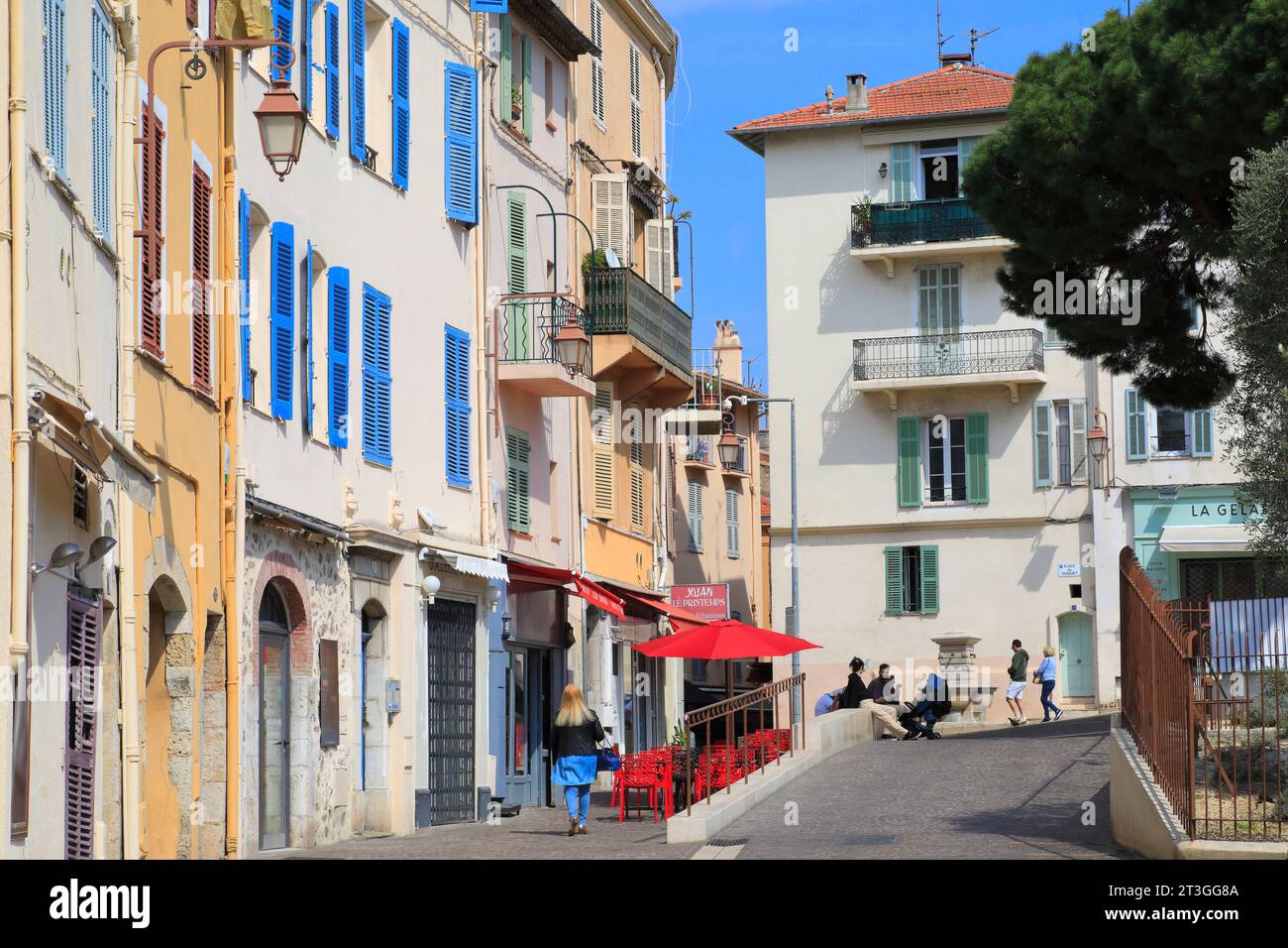 Francia, Alpes Maritimes, Cannes, quartiere Suquet, terrazza caffetteria Foto Stock