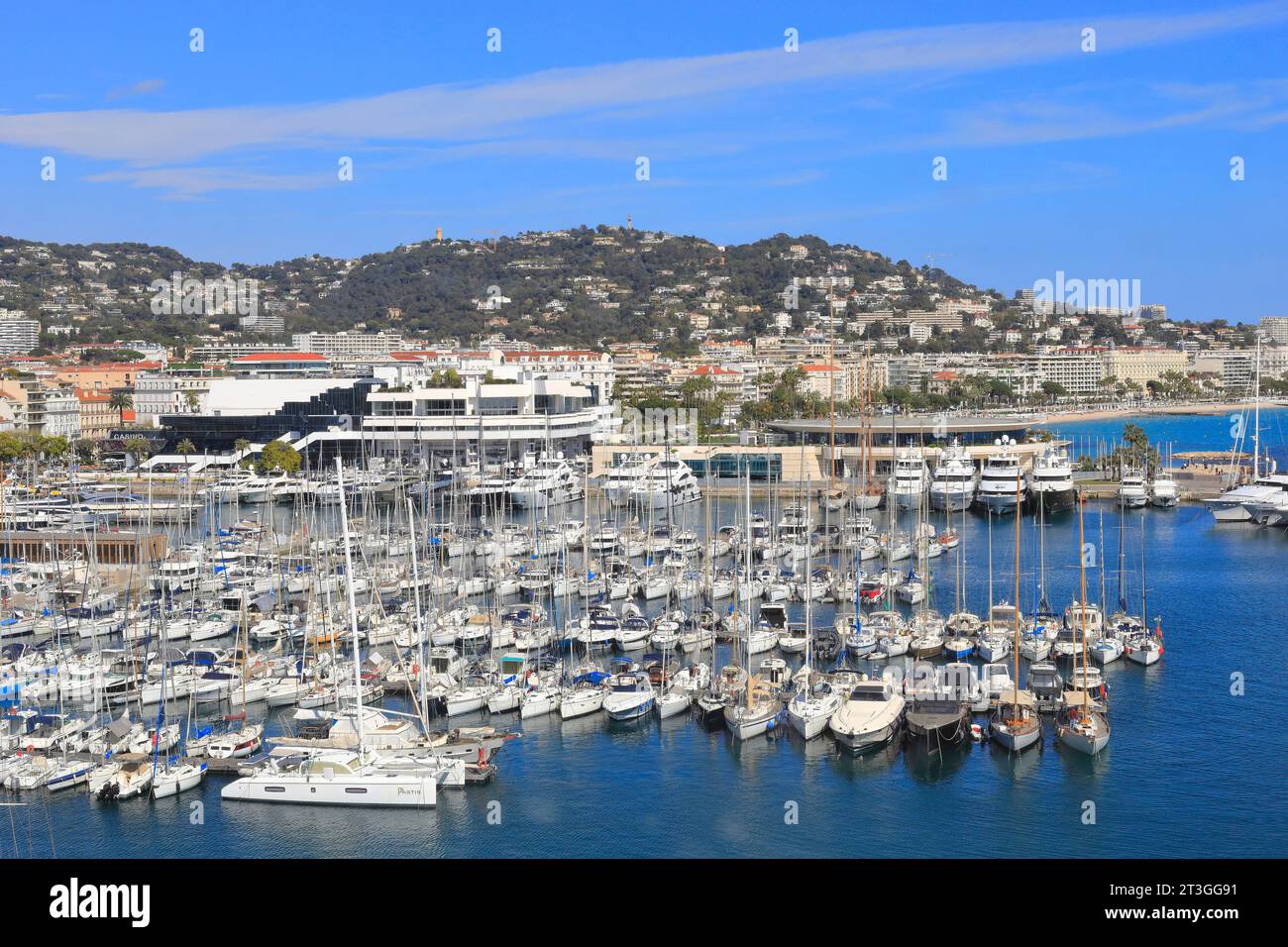 Francia, Alpi marittime, Cannes, vista da le Suquet sul Porto Vecchio, le sue barche ormeggiate, il Palais des Festivals et des Congres Foto Stock