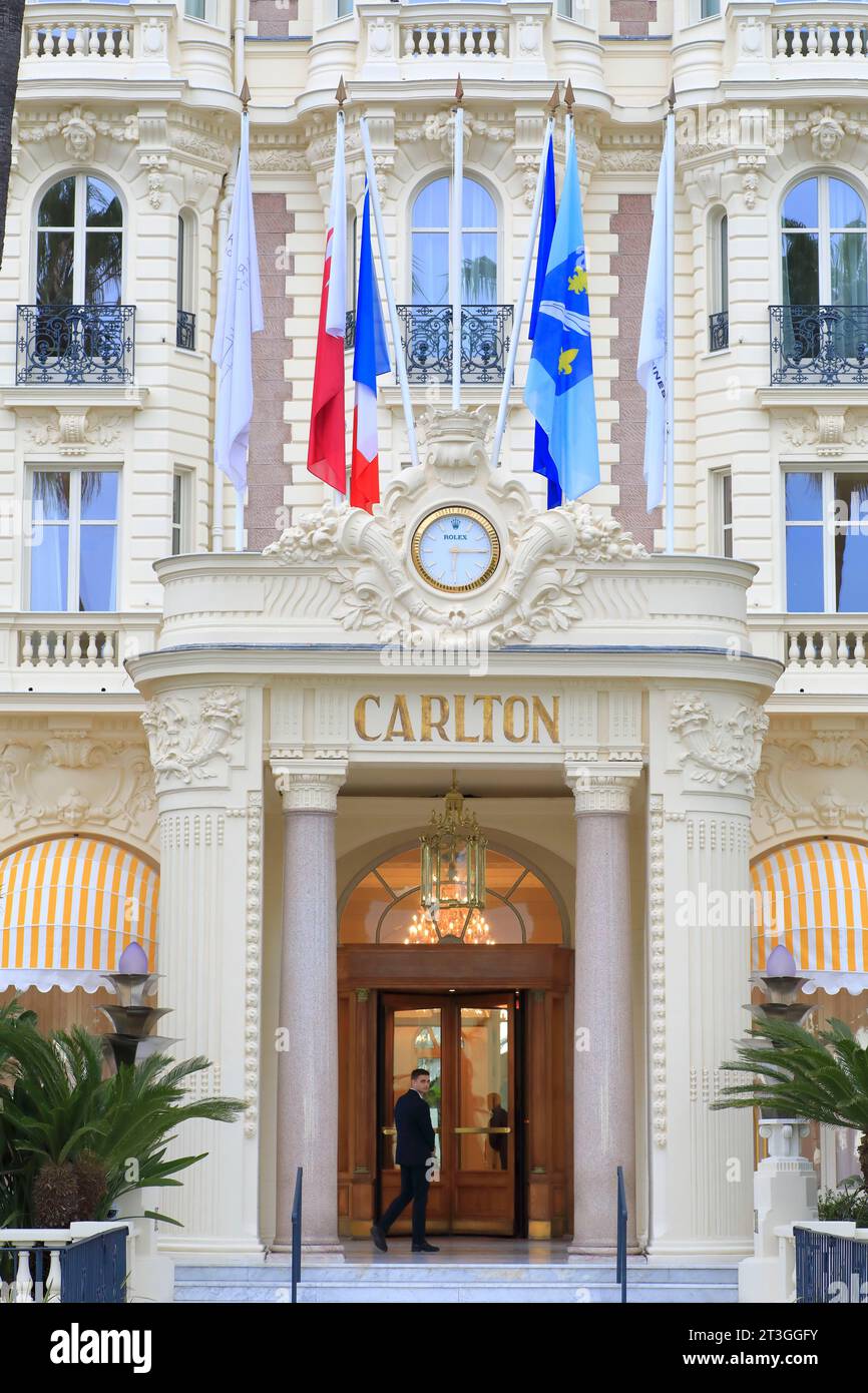 Francia, Alpes Maritimes, Cannes, Croisette, Hotel Carlton (monumento storico costruito nel 1913 e classificato come patrimonio del XX secolo), ingresso al palazzo con il suo orologio Foto Stock
