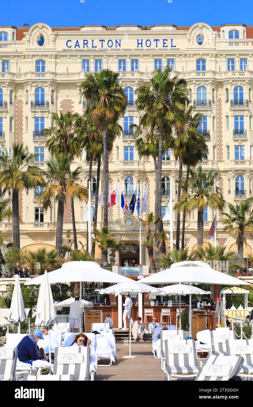 Francia, Alpi marittime, Cannes, Croisette, Hotel Carlton (monumento storico costruito nel 1913 e classificato come patrimonio del XX secolo), vista esterna dalla spiaggia privata Foto Stock