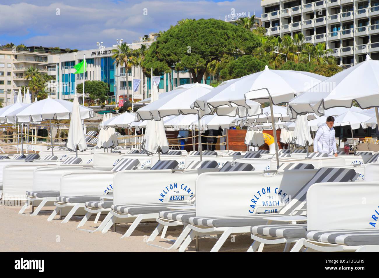 Francia, Alpi marittime, Cannes, Croisette, Hotel Carlton (monumento storico costruito nel 1913 e classificato come patrimonio del XX secolo), il Beach Club con la sua spiaggia privata Foto Stock