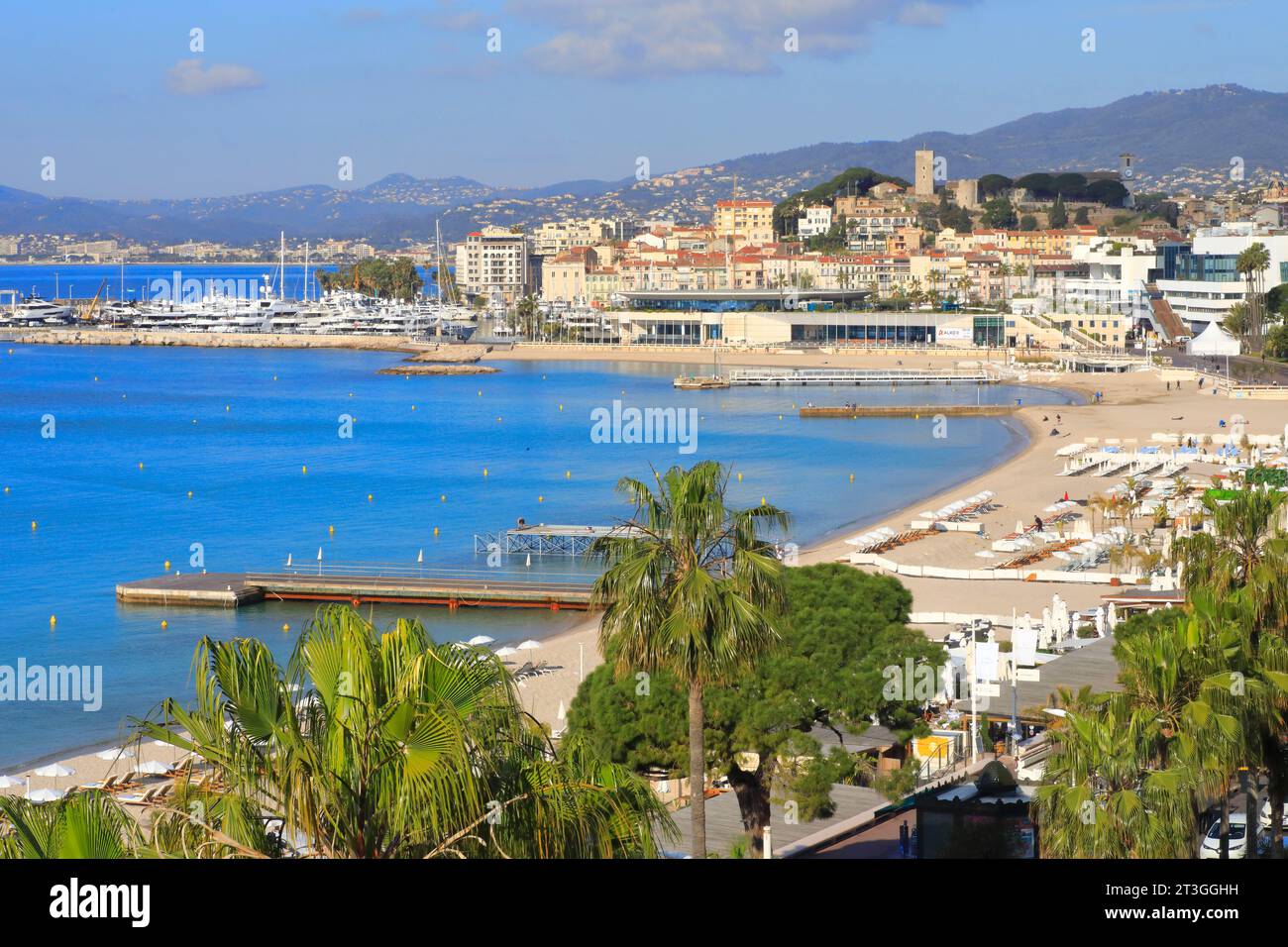 Francia, Alpi marittime, Cannes, Croisette, vista sul Palais des Festivals e sul quartiere Suquet con il suo castello Foto Stock