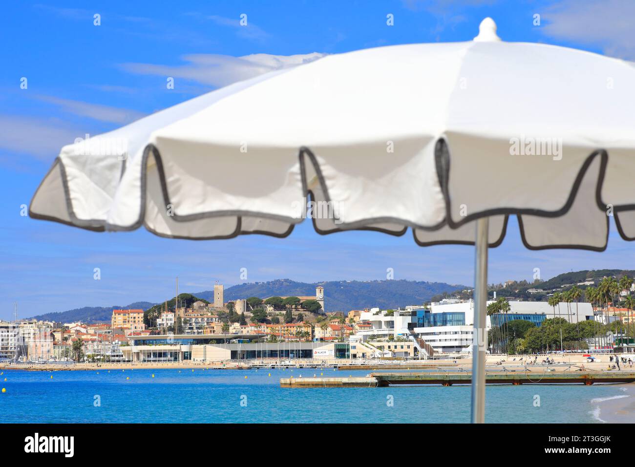Francia, Alpes Maritimes, Cannes, Croisette, Carlton Hotel, vista dal Beach Club sul Palais des Festivals e sul quartiere Suquet con il suo castello Foto Stock