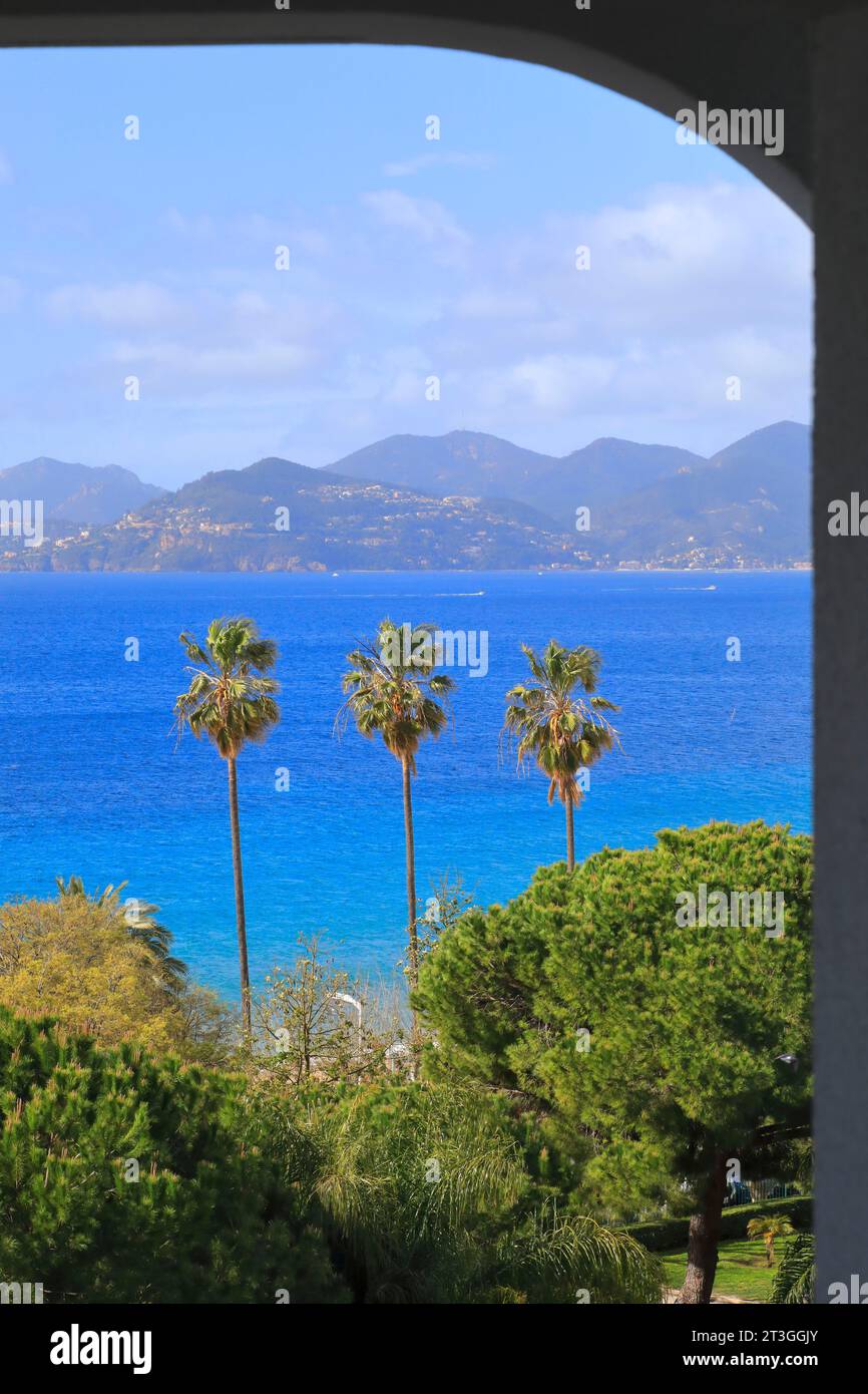Francia, Alpi marittime, Cannes, Hotel Belle Plage, vista da una camera sul Golfo di Napoule e sul massiccio dell'Esterel Foto Stock