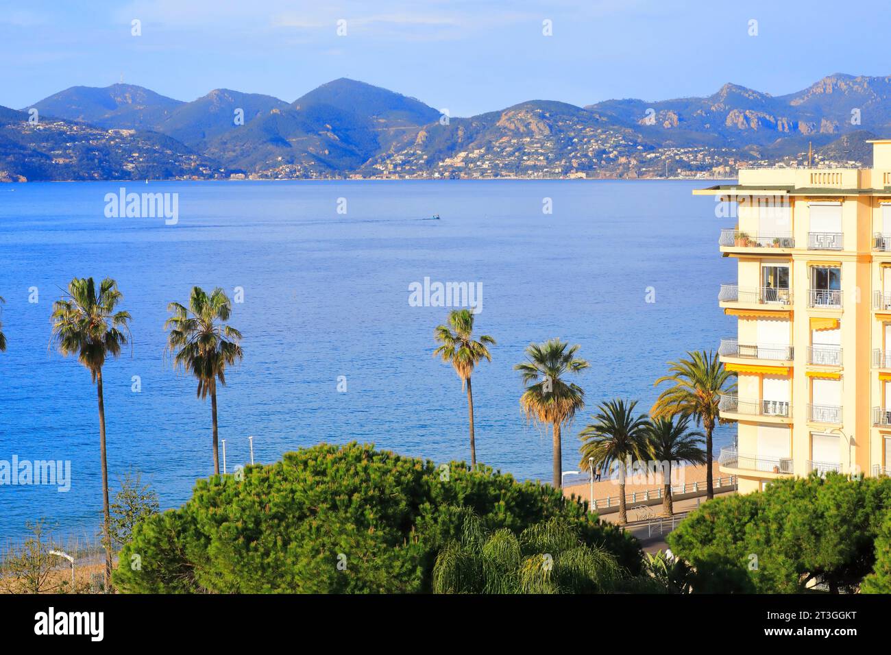 Francia, Alpi marittime, Cannes, Hotel Belle Plage, vista da una camera sul Golfo di Napoule e sul massiccio dell'Esterel Foto Stock