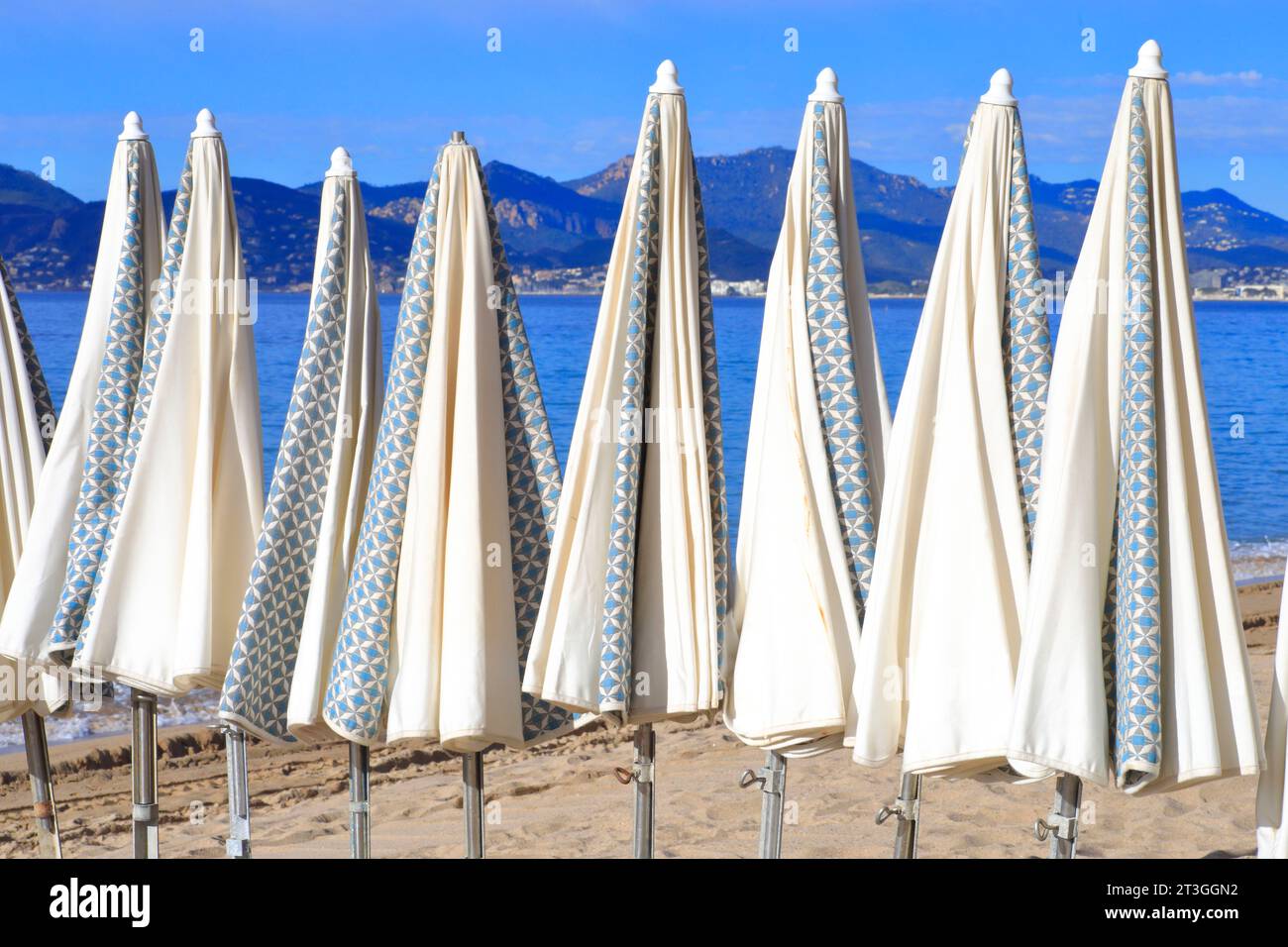 Francia, Alpes Maritimes, Cannes, Boulevard Jean Hibert, Belle Plage, spiaggia privata, ombrelloni con il massiccio dell'Esterel sullo sfondo Foto Stock