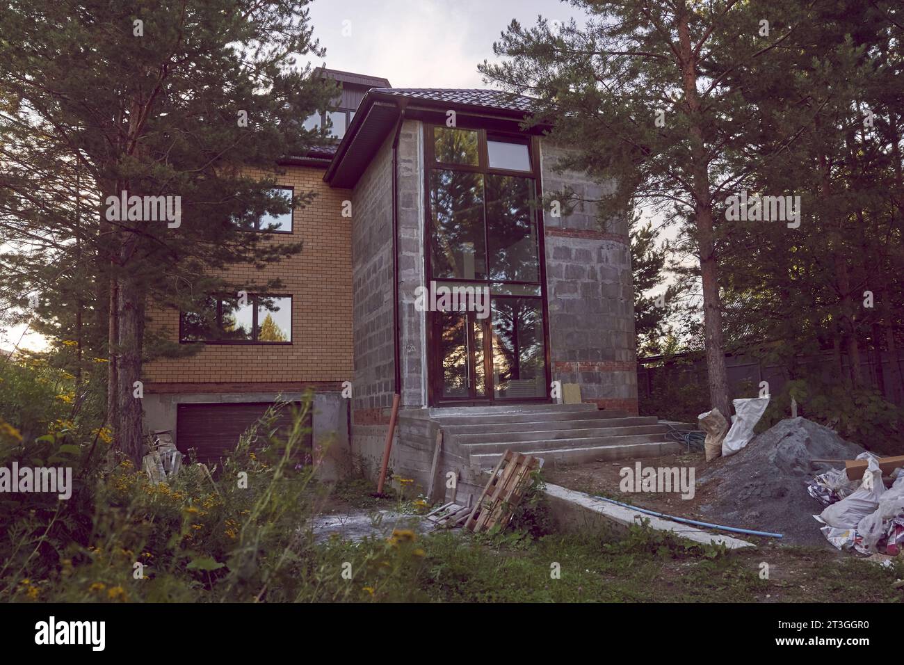 Alloggi lontani dalla città. Casa di campagna in costruzione. Immobili rurali. Investimenti immobiliari. Costruzione suburbana. Costruzione di un cottage. Foto di alta qualità Foto Stock