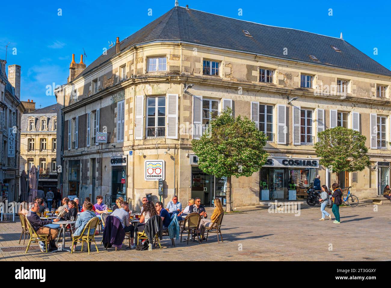 Francia, Vienne, Poitiers, terrazza caffetteria in piazza Alphonse Lepetit Foto Stock