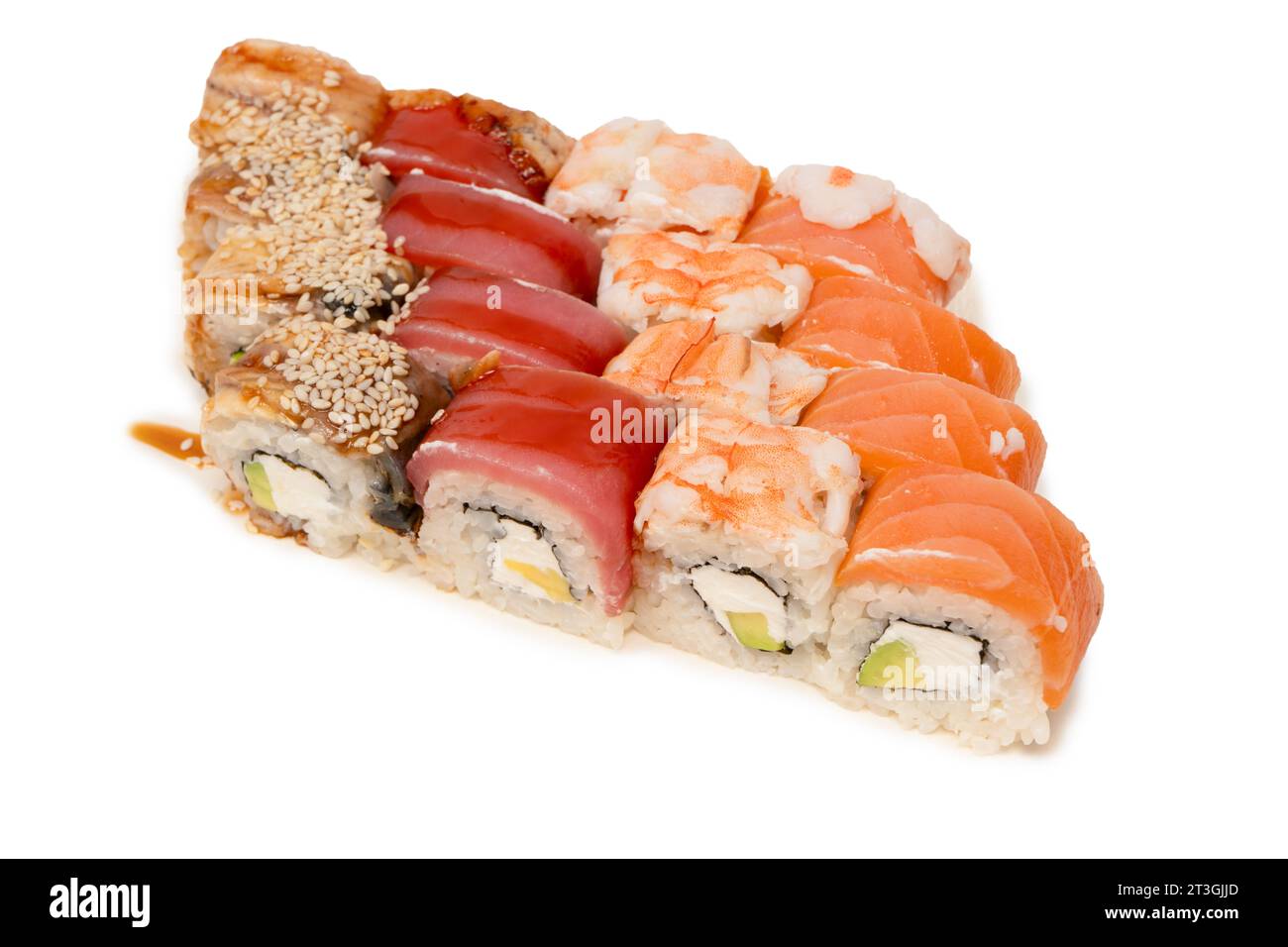 Involtini sushi con salmone, gamberi, anguilla, tonno isolati su fondo bianco. Foto Stock