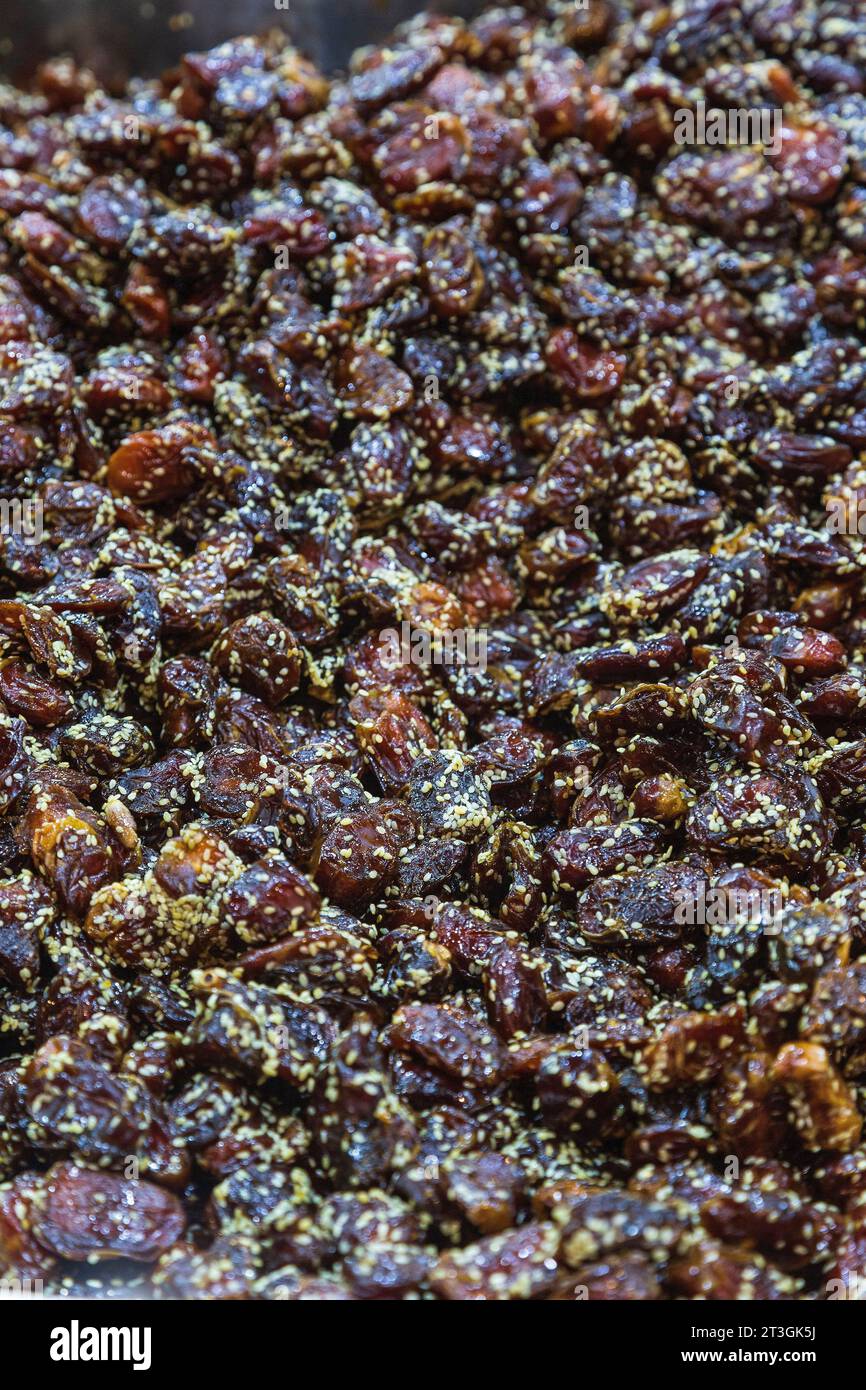 Sultanato dell'Oman, regione ad Dakhiliyah, montagne di Hajar occidentali, Nizwa, il suk alimentare, data con sesamo Foto Stock