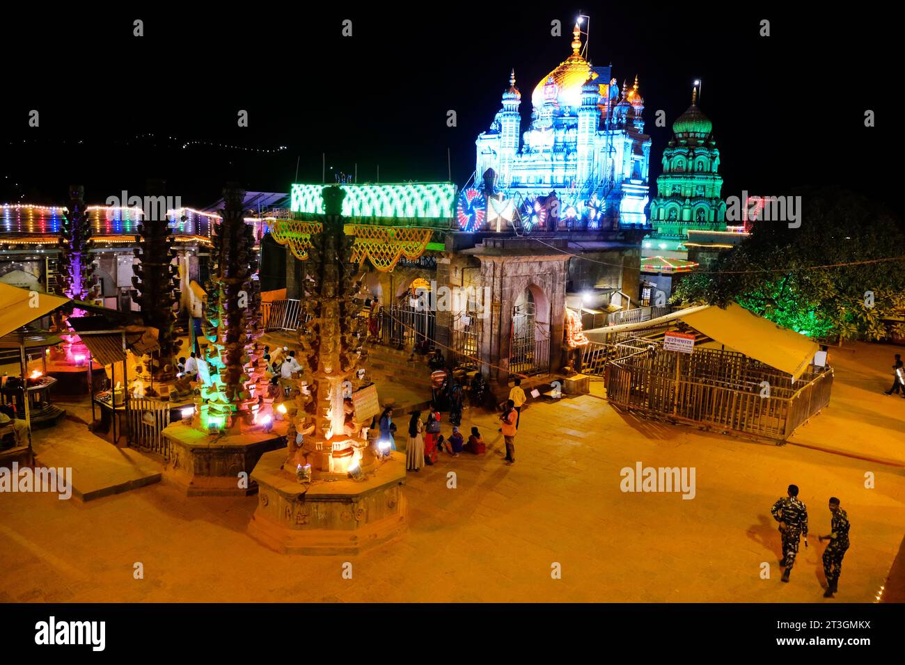 24 ottobre 2023, devoto al forte di Jejuri, scena notturna al Tempio di Khandoba Jejuri, dussehra in festival notturno, Maharashtra, India. Foto Stock