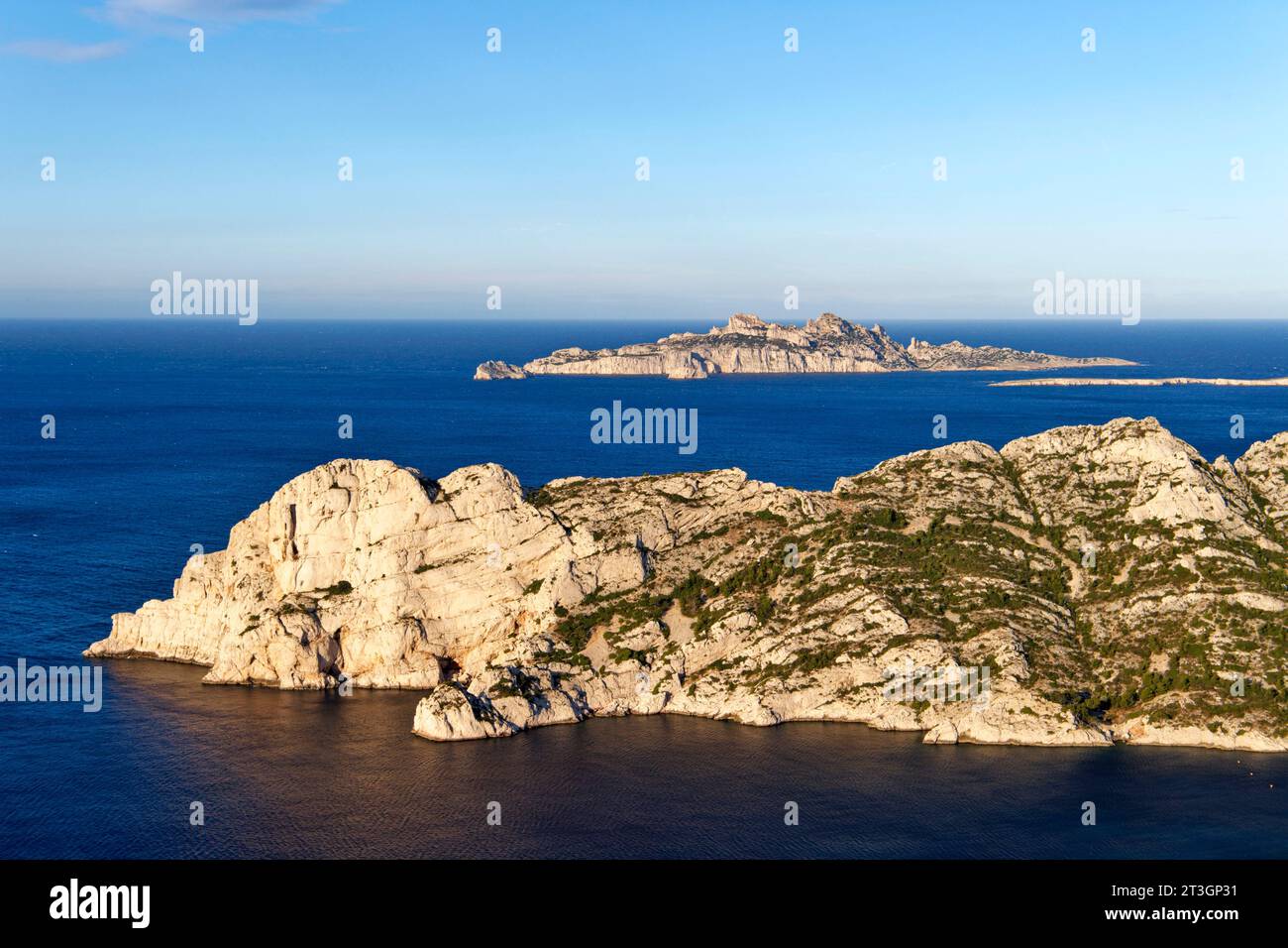 Francia, Bouches du Rhone, Marsiglia, Parco Nazionale delle Calanques, Calanque di Sormiou, Cap Redon e Bec de Sormiou, Arcipelago di Riou sullo sfondo Foto Stock