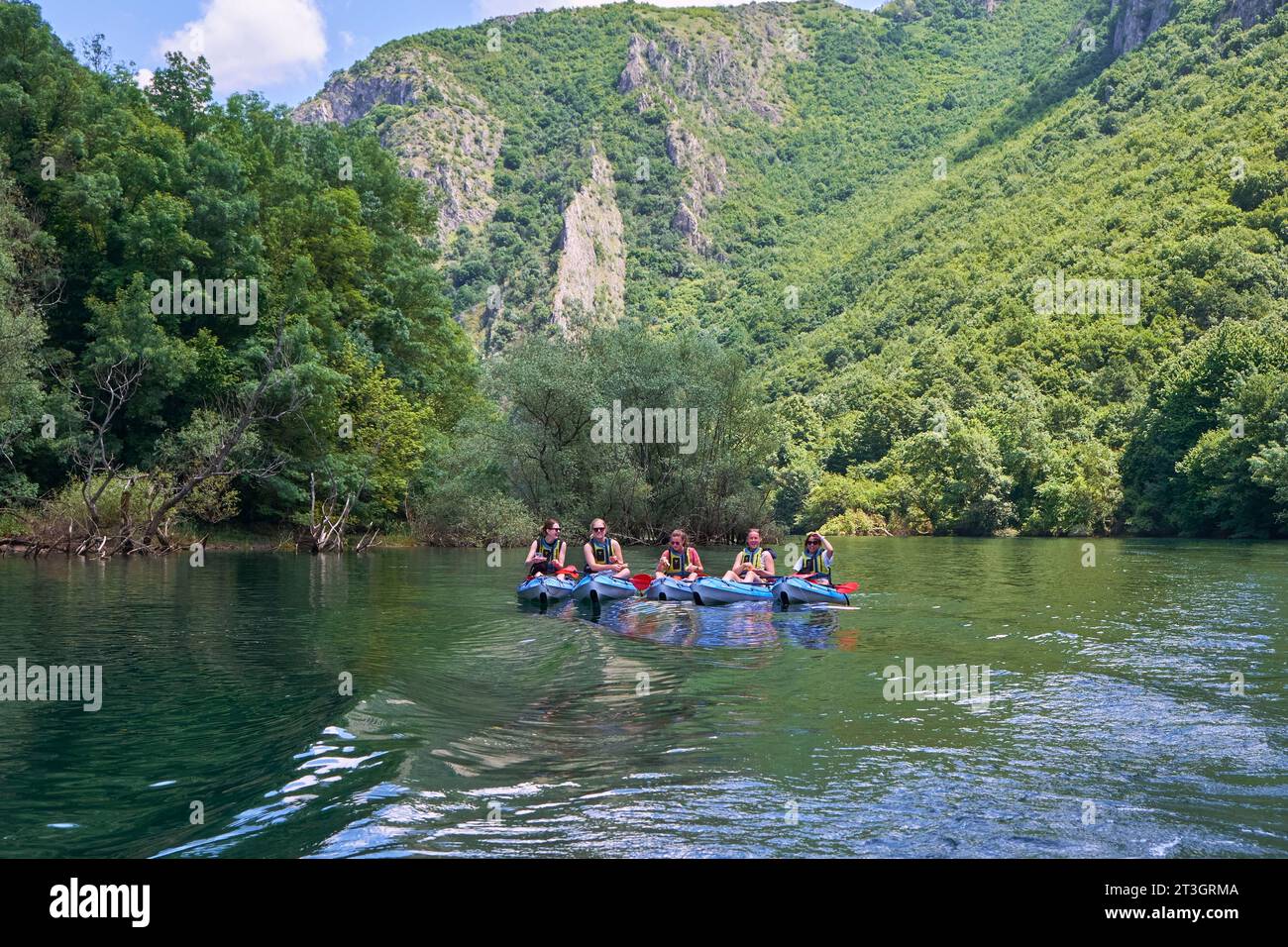 Macedonia del Nord, sarai, il lago Matka alimentato dal fiume Treska, nel suo canyon, kayak Foto Stock
