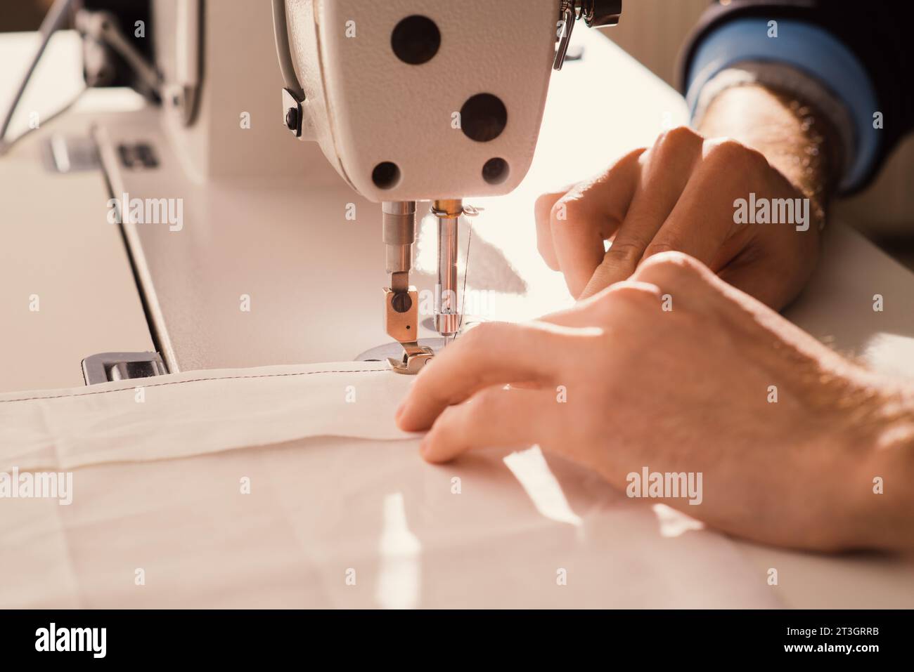 Human Hands Fashion Designer che lavora su un primo piano di macchine da cucire lavorando nel concetto del settore tessile di Design Studio Foto Stock