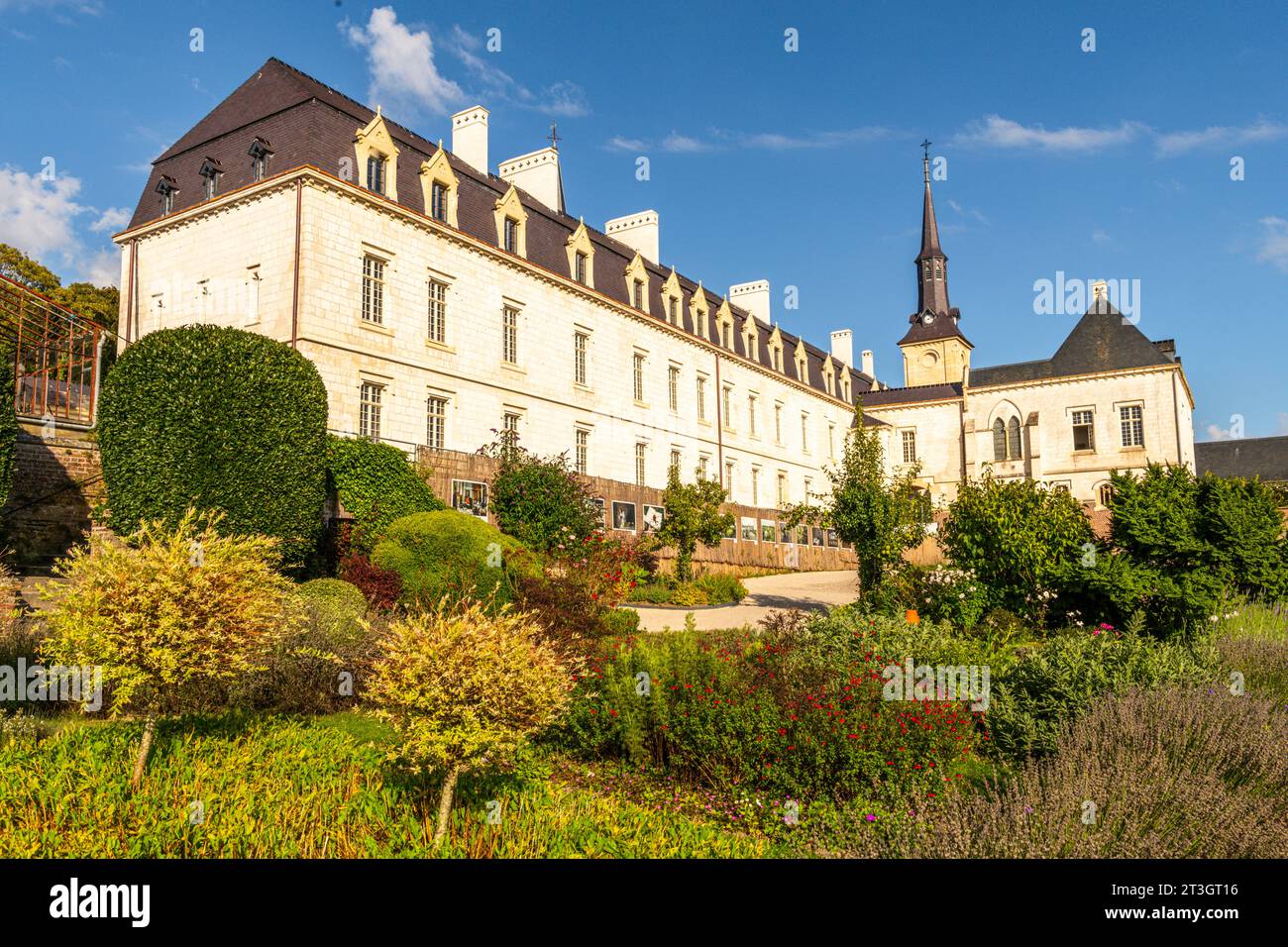 Francia, Pas-de-Calais, Neuville-sous-Montreuil, la Chartreuse Notre-Dame-des-Prés è un monastero fondato nel 1325 per l'ordine certosino dal conte di Boulogne vicino Montreuil-sur-mer... Nei suoi 700 anni di storia, la Chartreuse è stata distrutta, ricostruita, utilizzata come ospedale, centro culturale, occupata dai monaci, poi dalle monache... Ora piena di merula, la Certosa è seconda solo a Notre-Dame de Paris in termini di lavori di restauro. Foto Stock