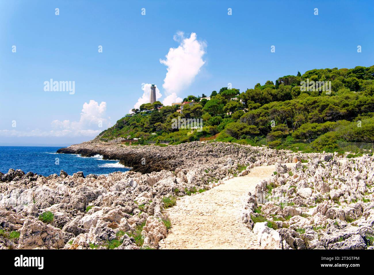 Francia, Alpi marittime, Saint Jean Cap Ferrat, il faro di Cap Ferrat, sentiero sul mare Foto Stock