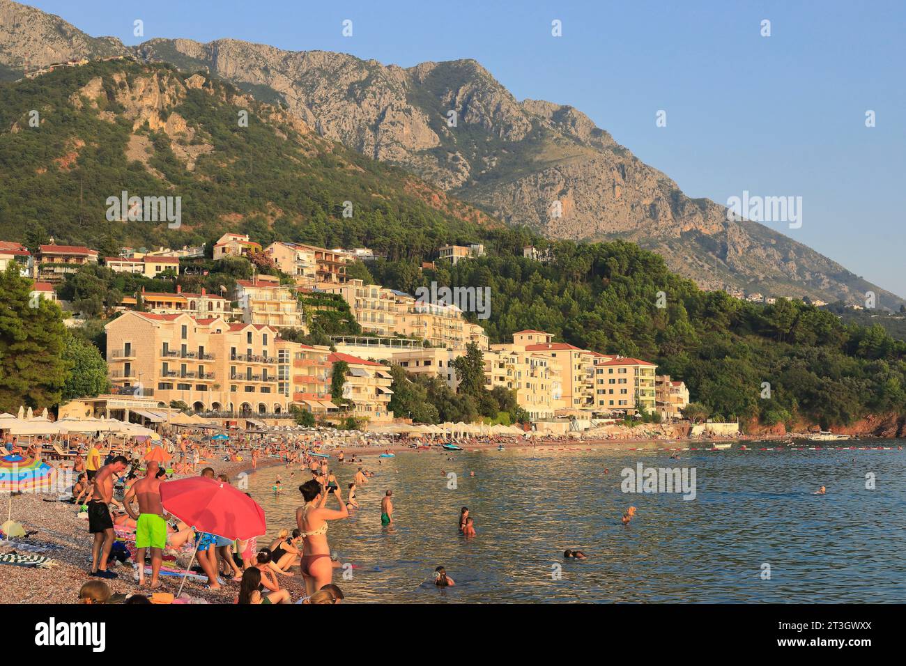 Montenegro, regione di Budva, Sveti Stefan, località balneare e spiaggia in estate Foto Stock
